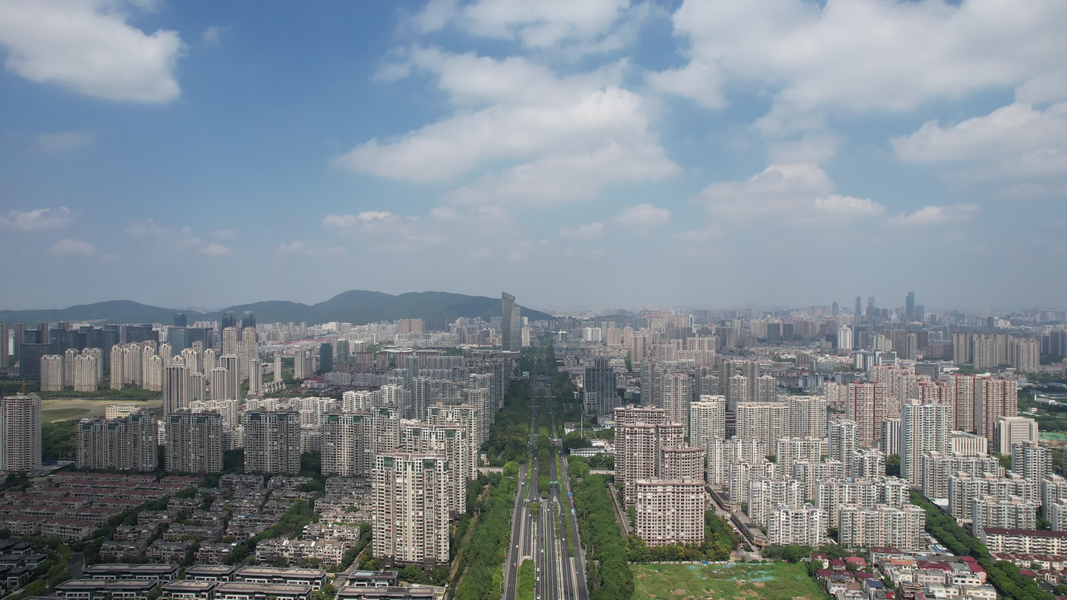 江苏无锡城市蓝天白云天际线航拍视频的预览图