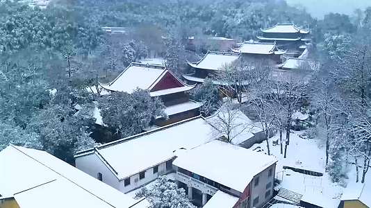 杭州飞来峰上天竺法喜寺雪景4K航拍视频视频的预览图