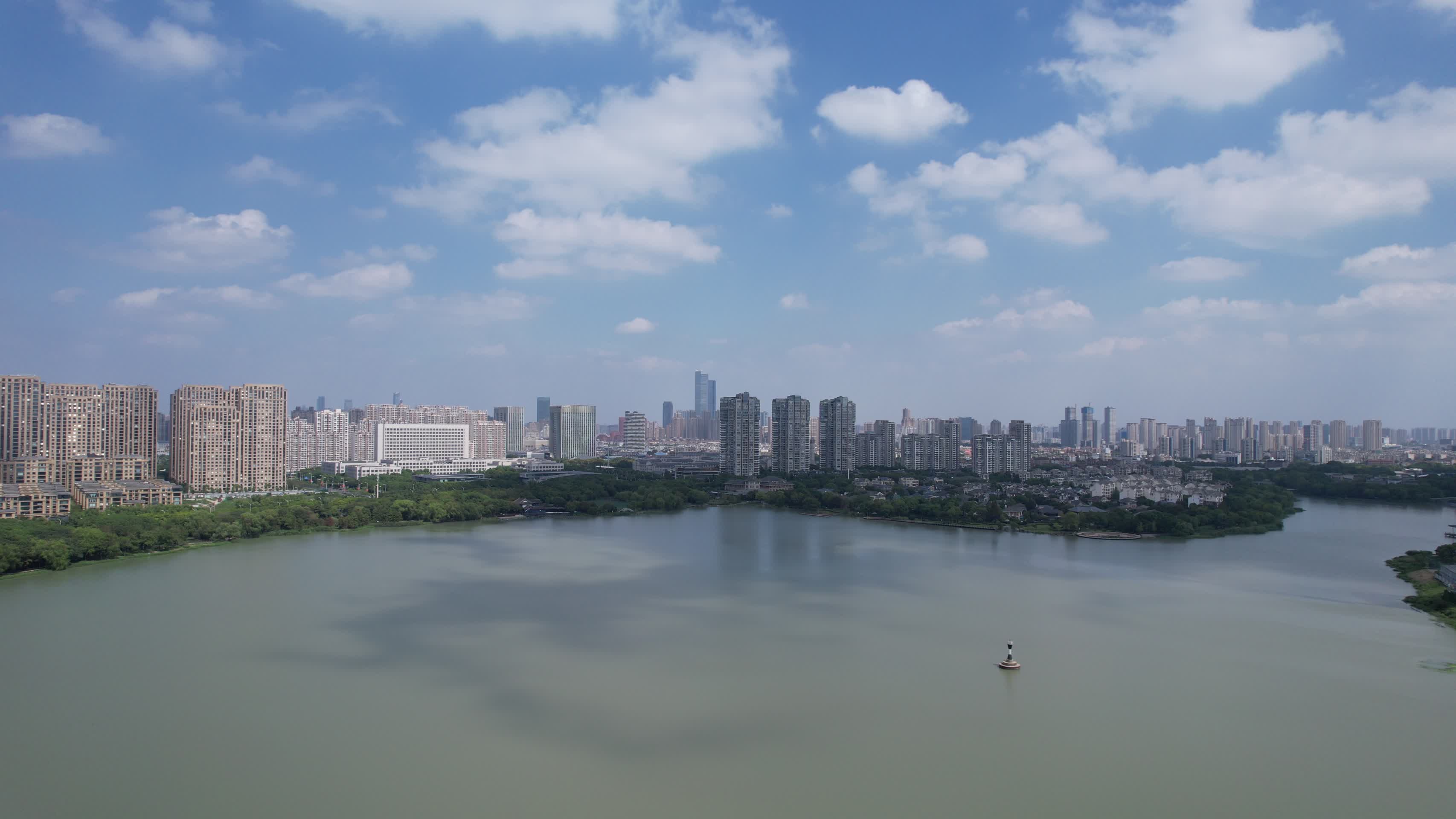 江苏无锡城市蓝天白云天际线航拍视频的预览图