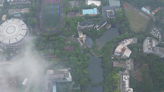 阴雨天气重庆西南大学高视角俯瞰校园航拍视频的预览图