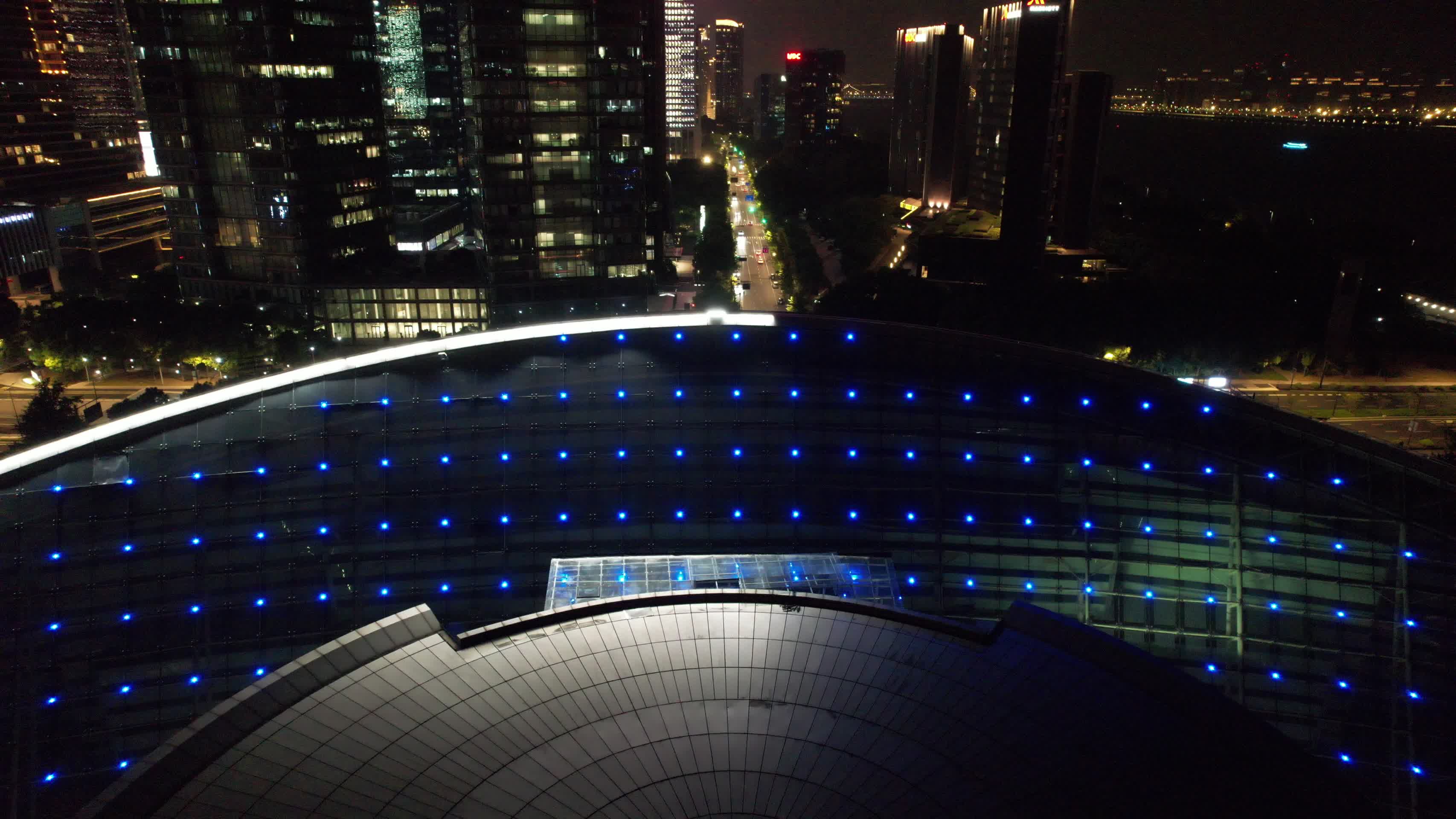 浙江杭州大剧院夜景灯光航拍视频的预览图