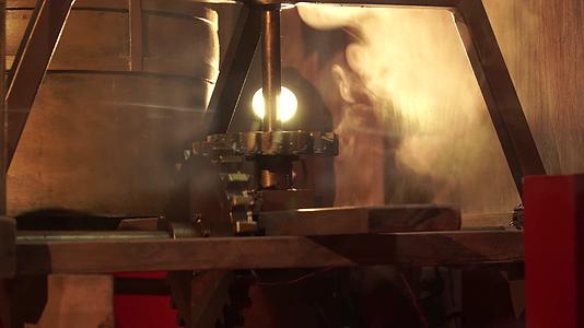 赛博朋克蒸汽机齿轮机械工程时代工业革命视频的预览图