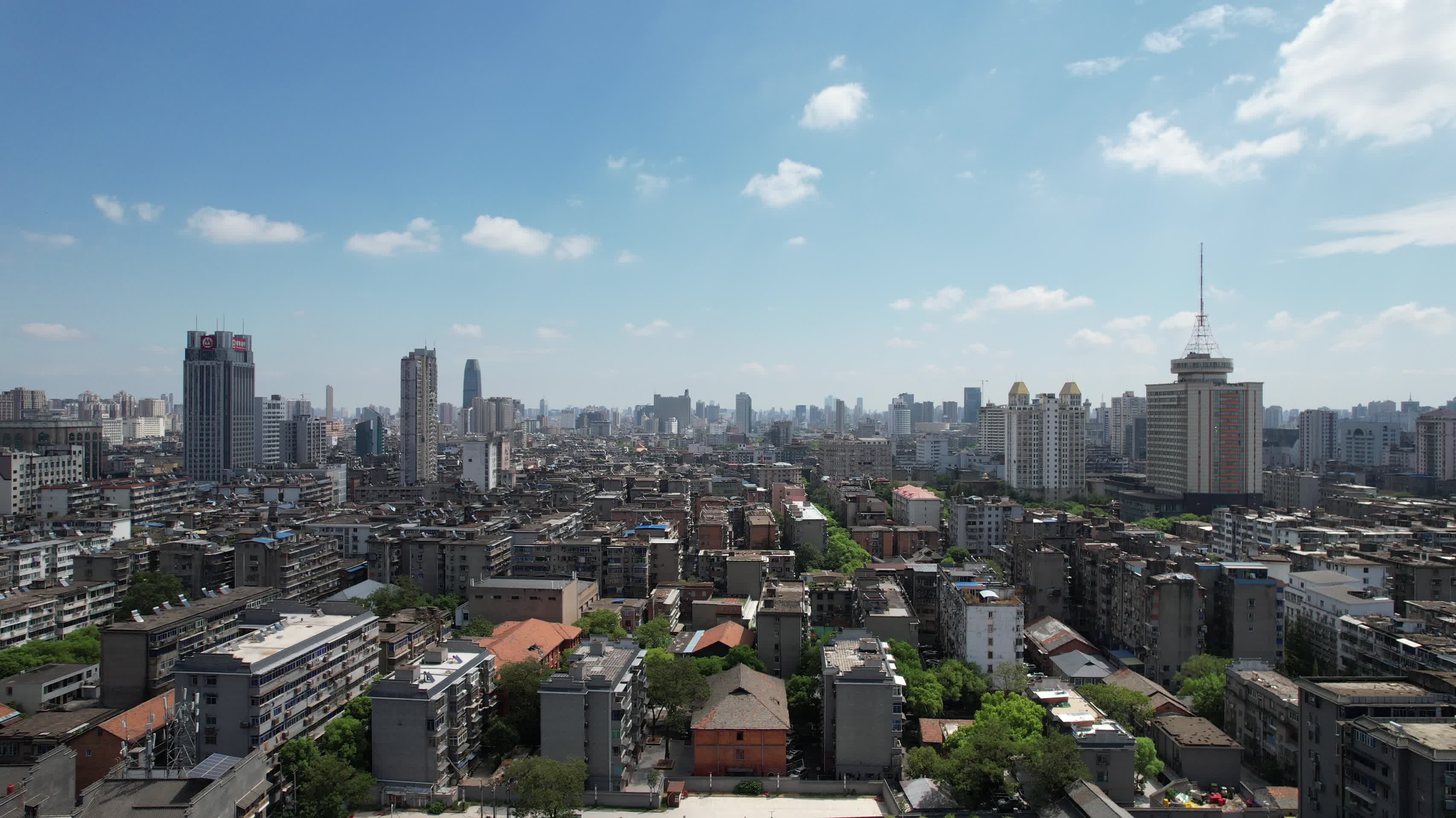 江西南昌城市天际线蓝天白云航拍视频的预览图