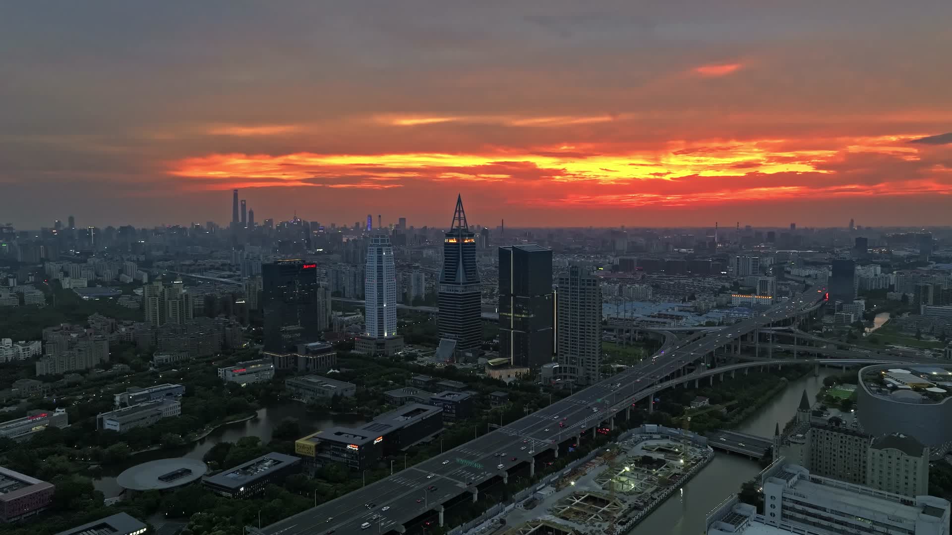 上海长焦下的浦东足球场视频的预览图