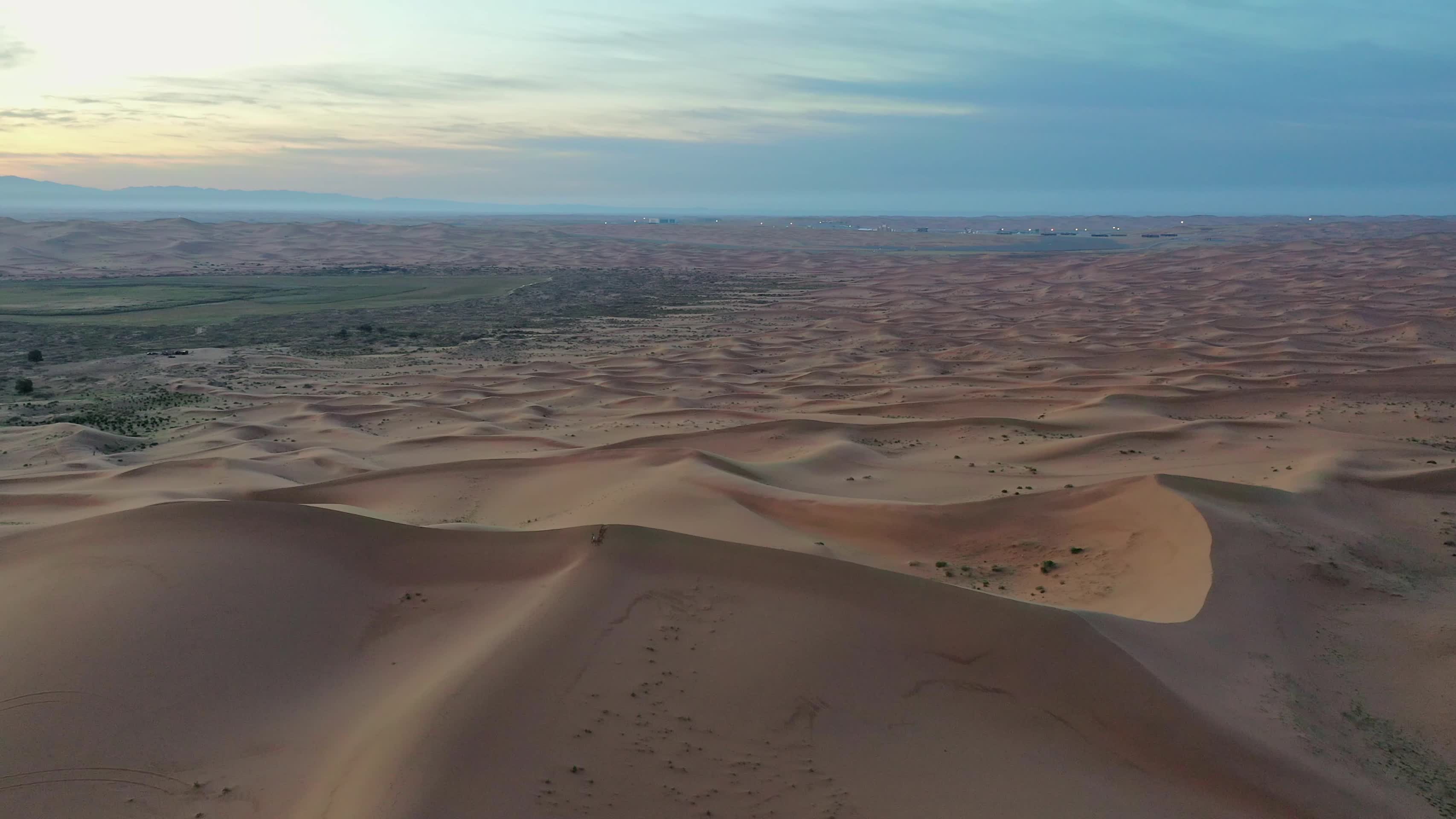 4K内蒙古沙漠风光航拍视频的预览图
