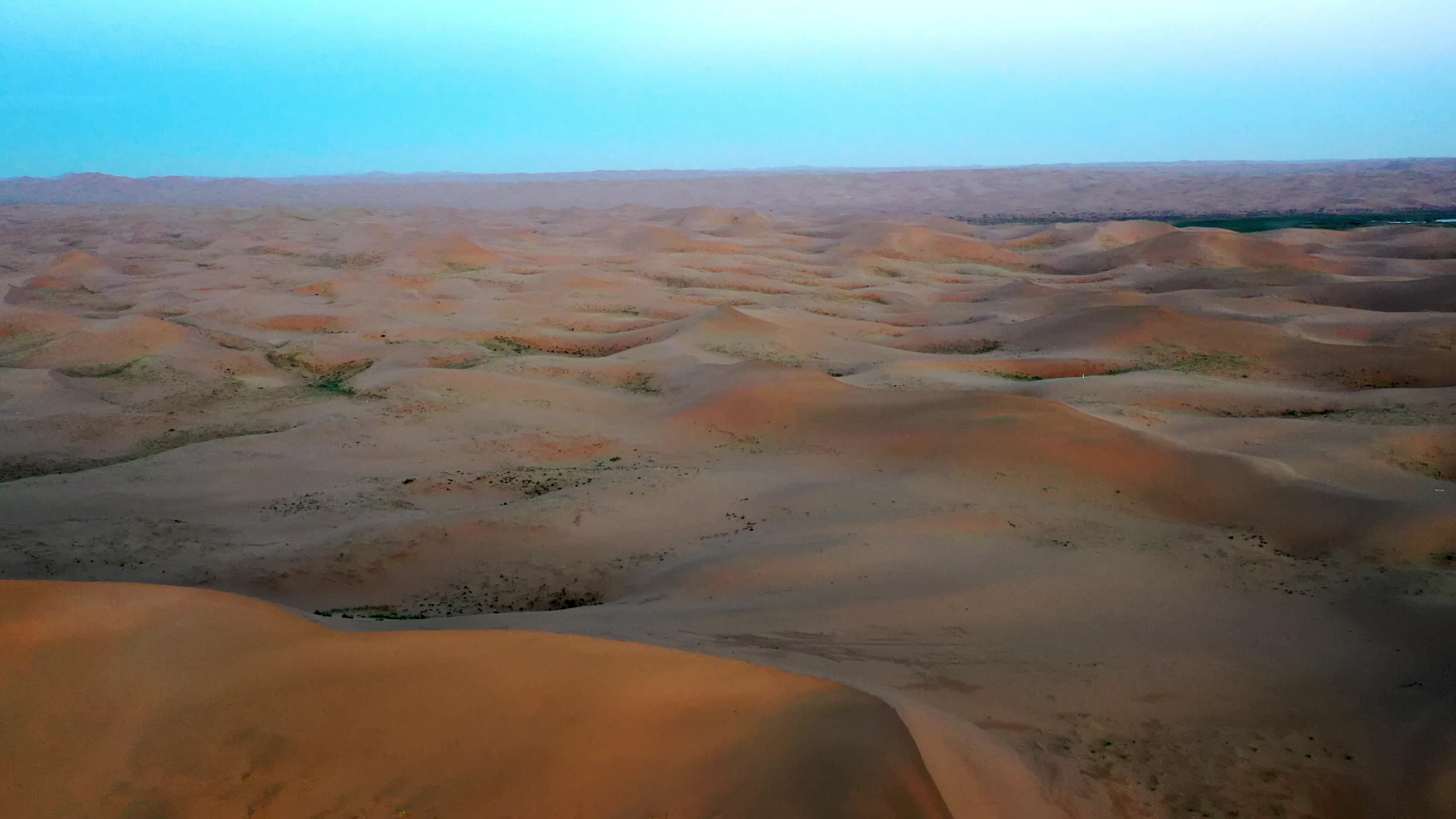 4K内蒙古沙漠风光航拍视频的预览图