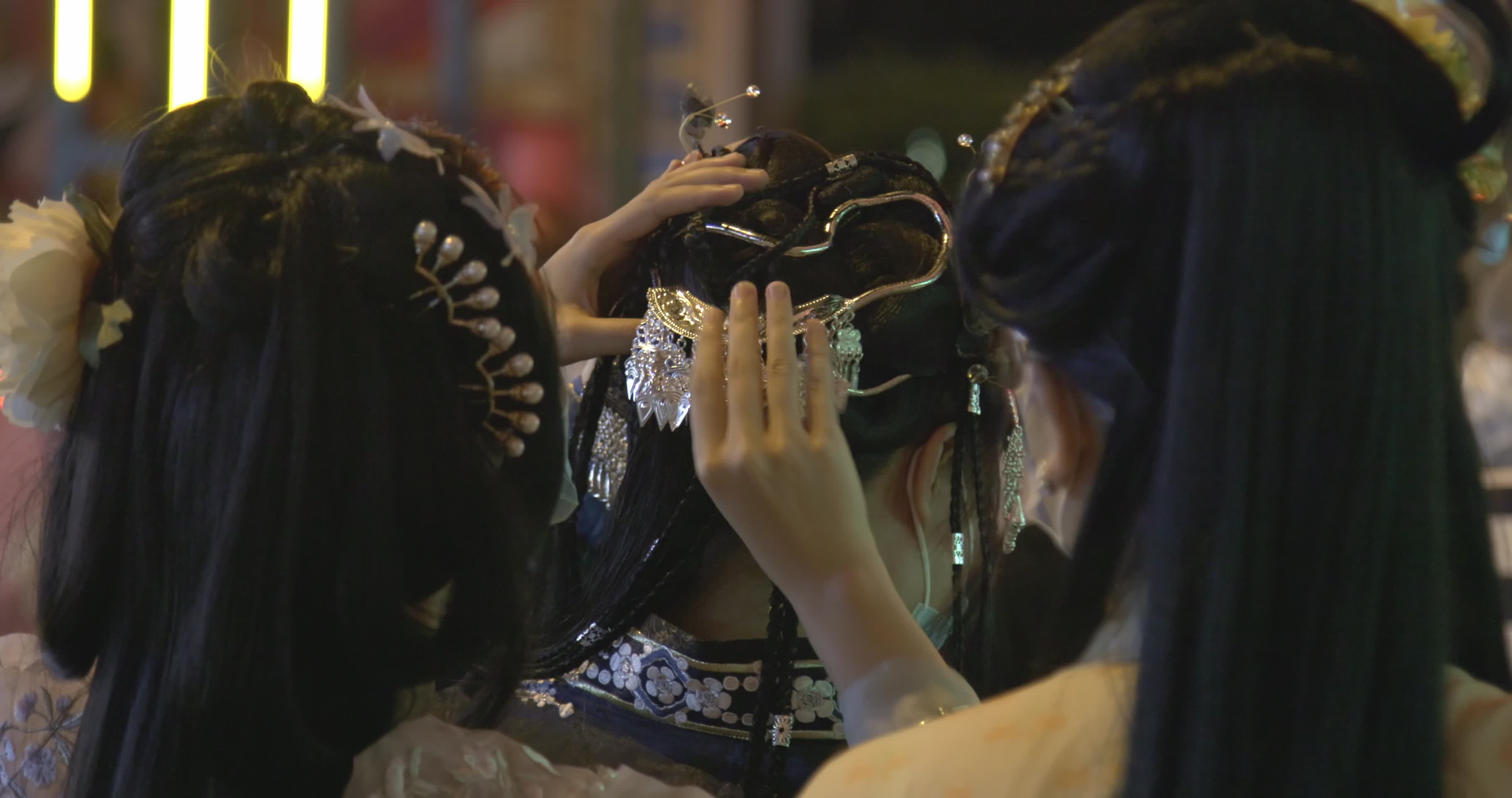 美女逛街夜市人流背影4K实拍视频的预览图