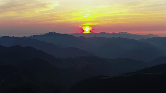 日出下的山峦视频的预览图