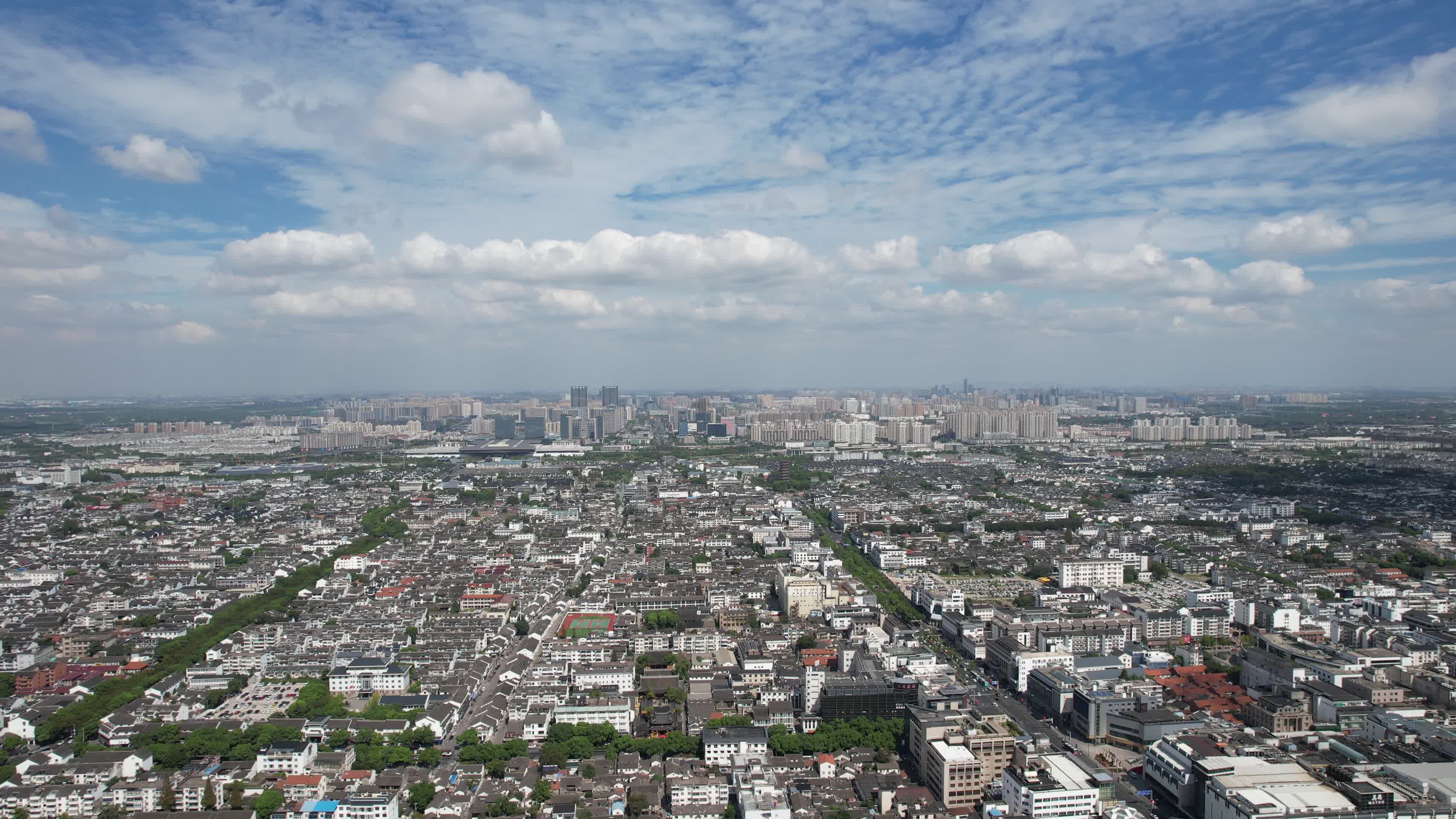 江苏苏州城市风光全景图天际线蓝天白云航拍视频的预览图