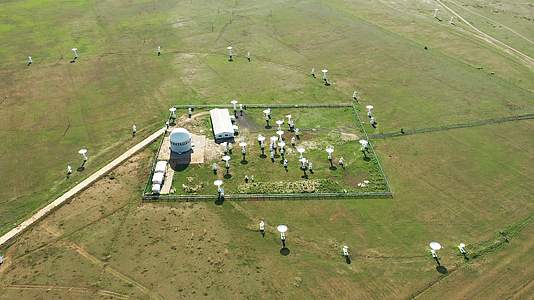 草原上天文观测站航拍视频的预览图