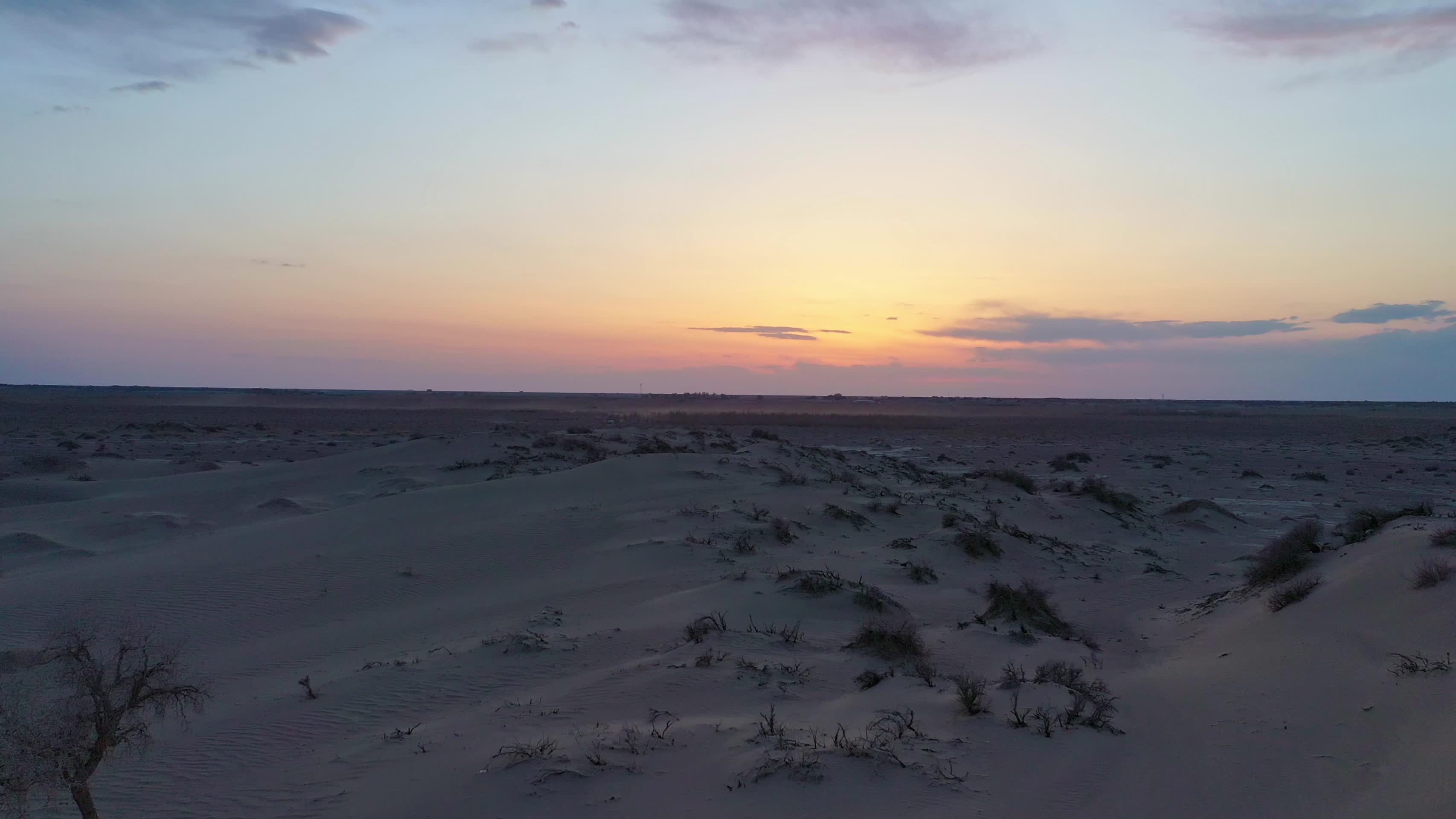 内蒙古腾格里沙漠航拍视频视频的预览图