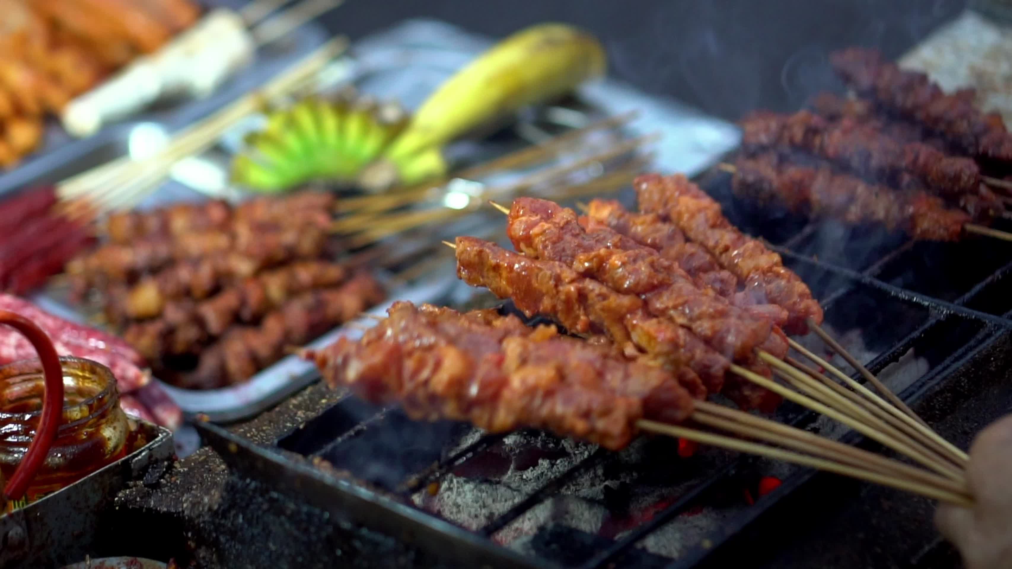 美食烤牛肉串实拍视频视频的预览图