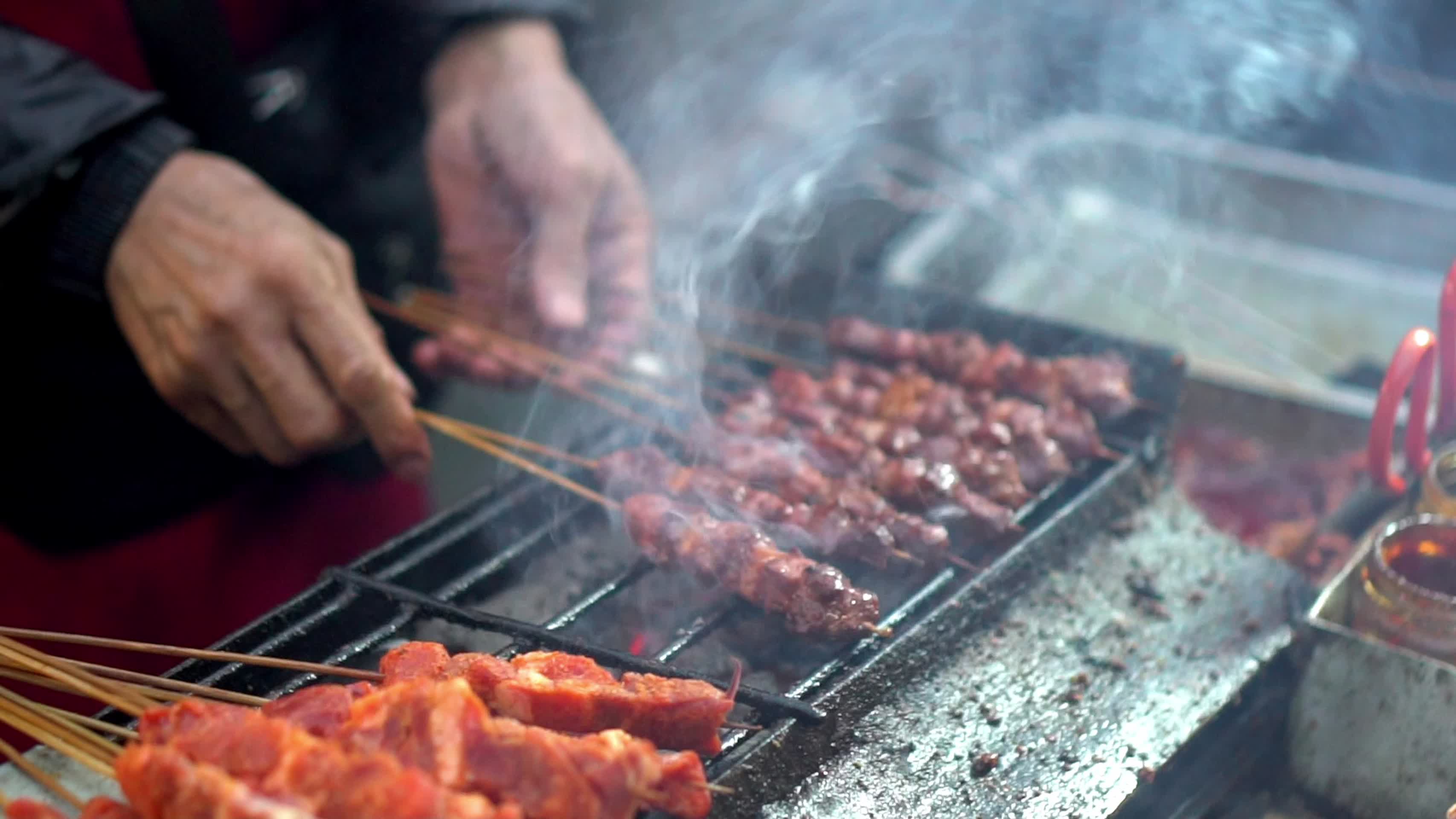 美食烤牛肉串实拍视频视频的预览图