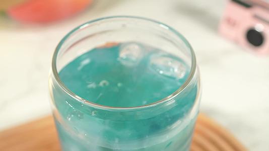 饮料杯中加入蓝色布丁果冻视频的预览图