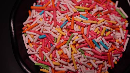 朱古力彩针糖豆蛋糕烘焙装饰糖视频的预览图