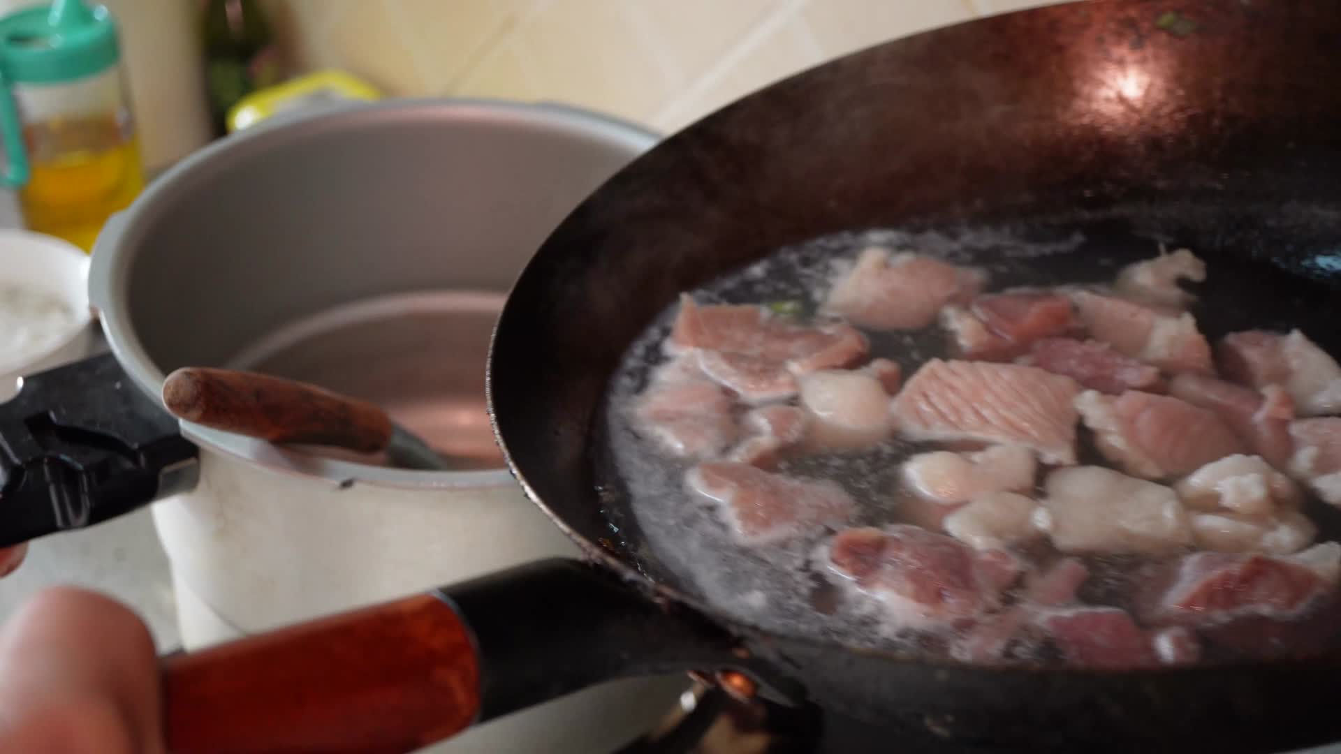 高压锅炖牛肉牛腩做饭视频的预览图