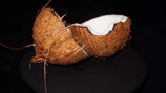 开椰子敲椰子老椰子椰子水椰子肉视频的预览图