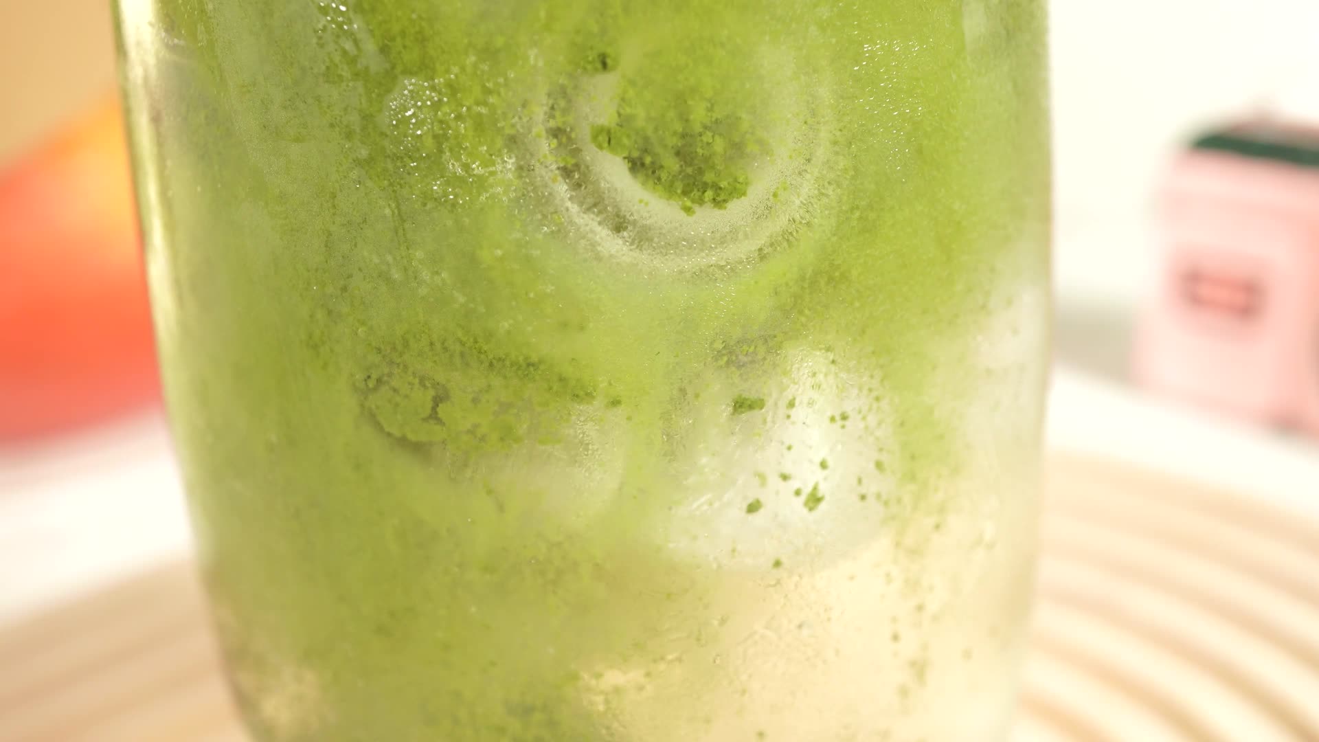 抹茶倒入椰子水抹茶椰汁拿铁视频的预览图