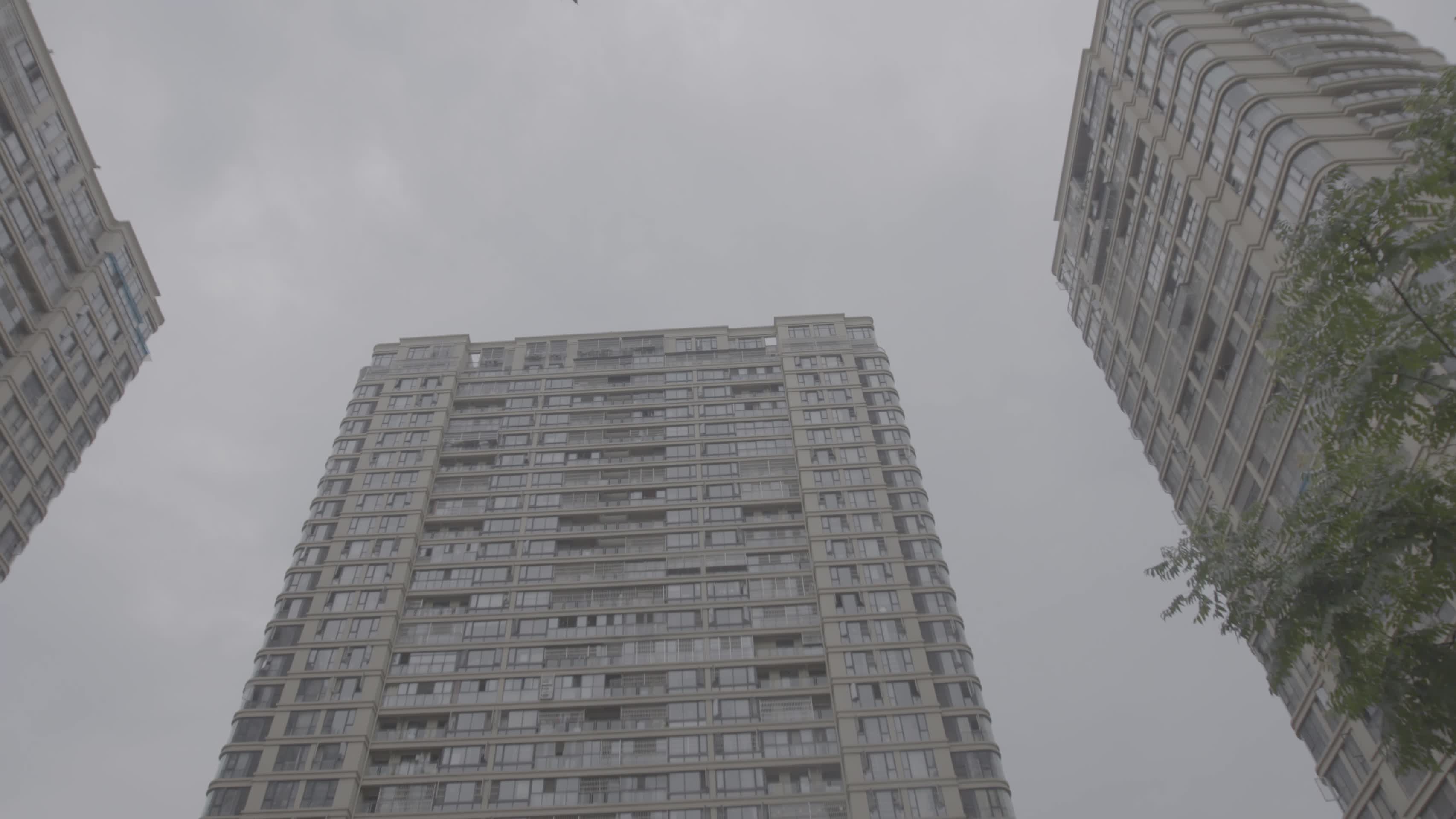 4K实拍城市高楼多镜头视频的预览图