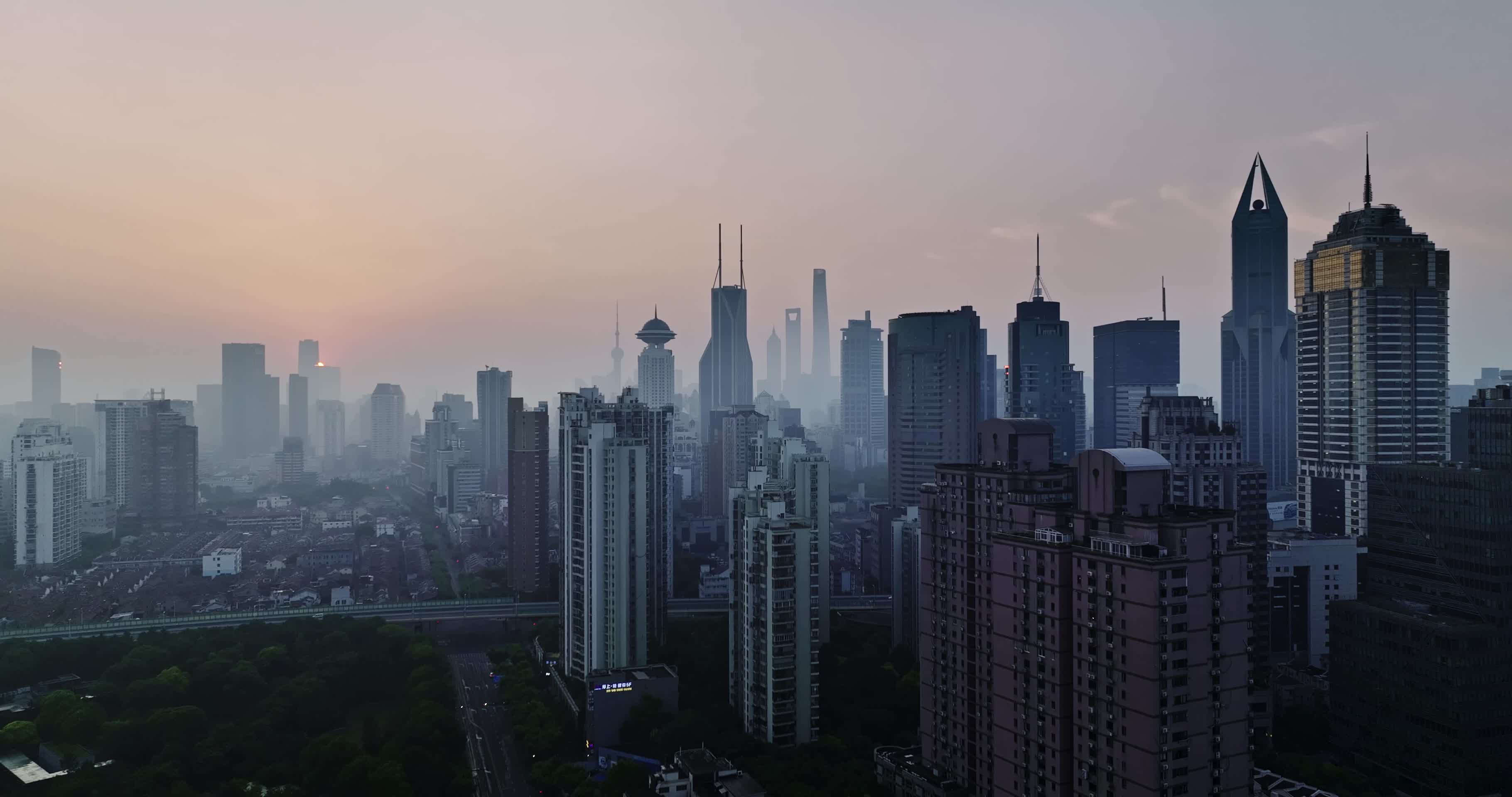 上海城市平流雾地标宣传片东方明珠航拍视频的预览图