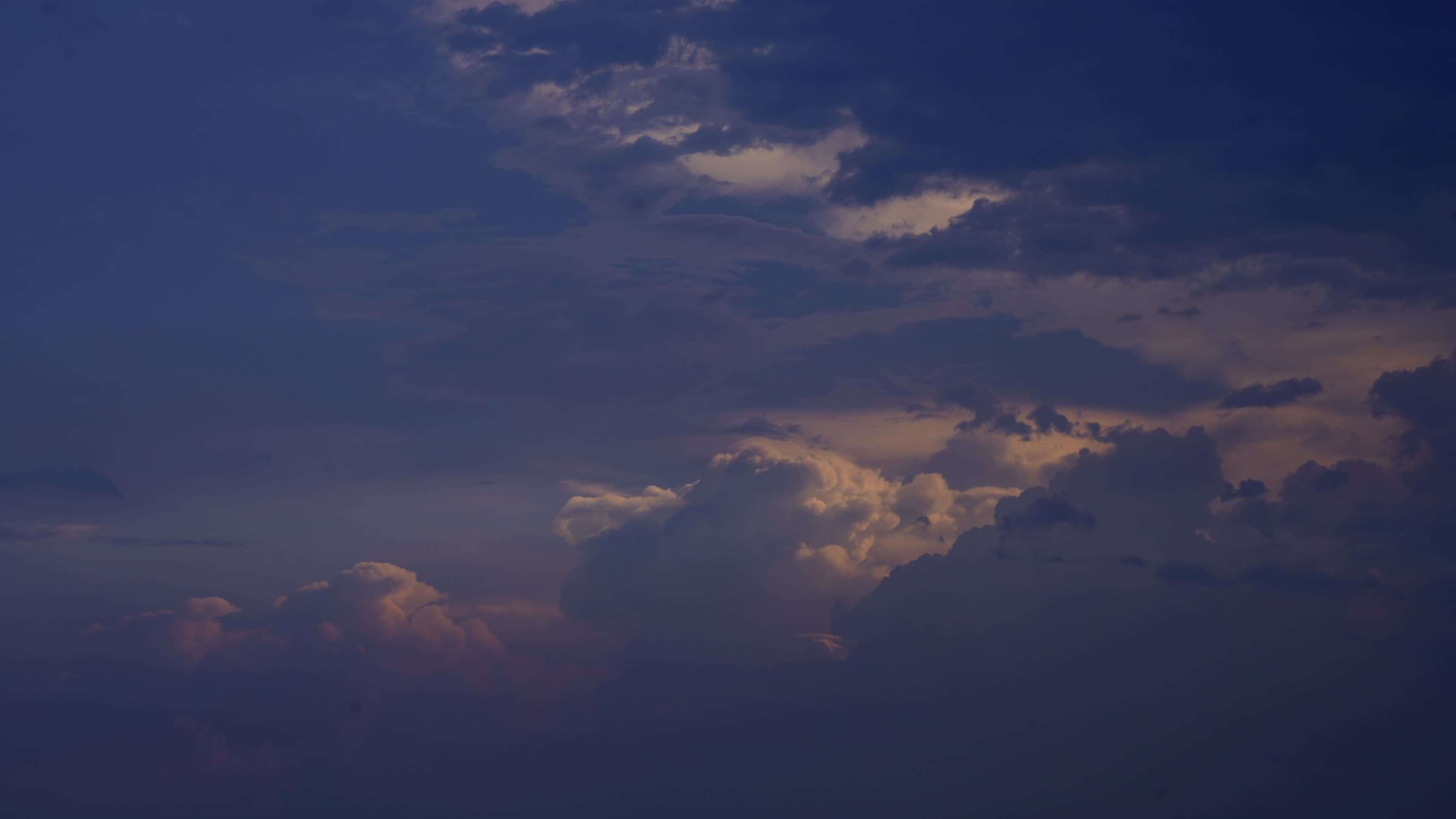 4K延时看天空云卷云舒的奇妙视频的预览图