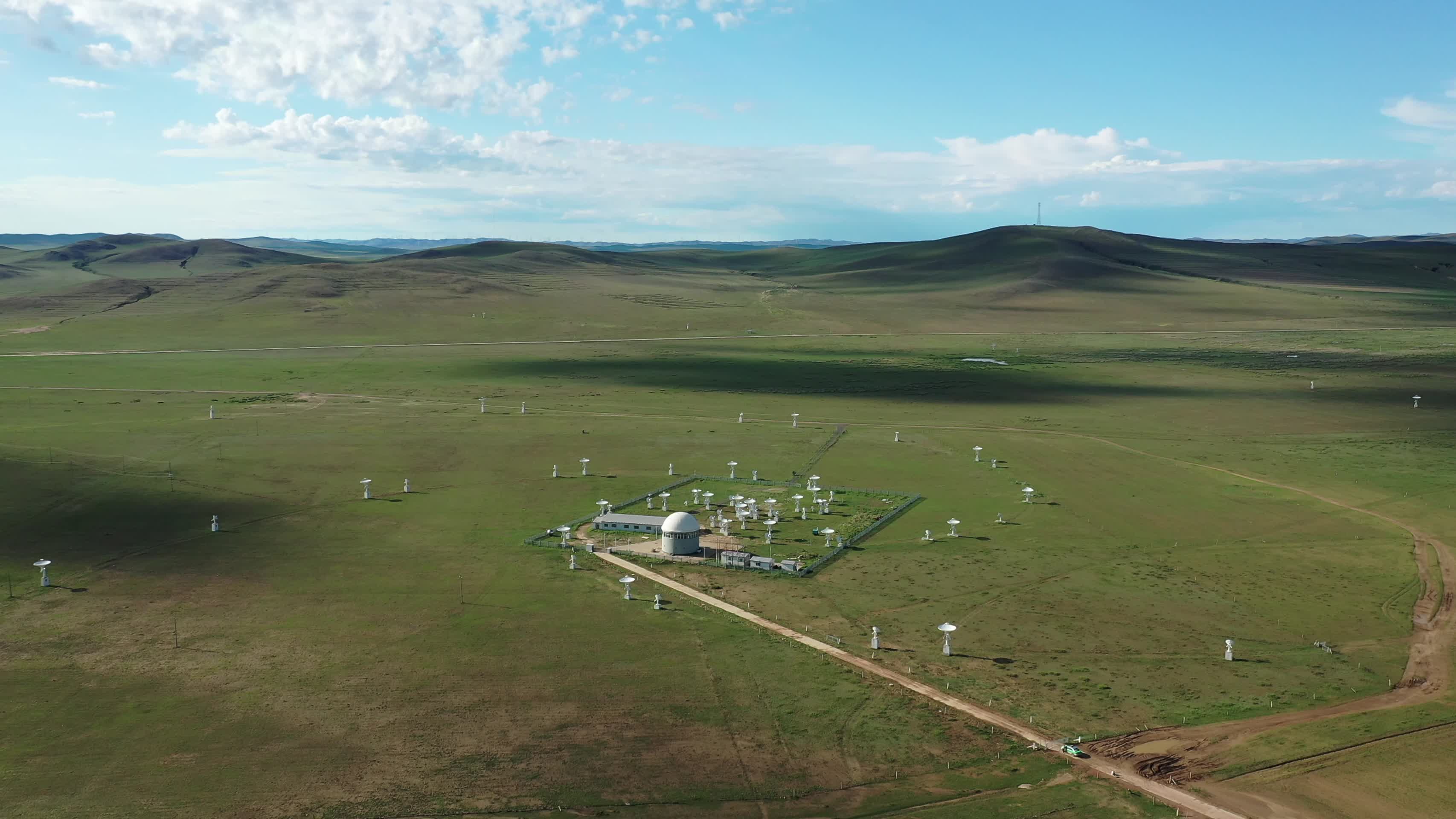 草原天文观测站航拍视频的预览图