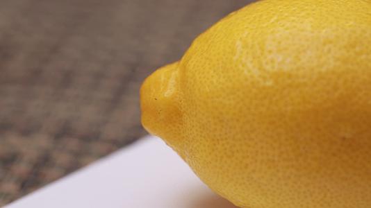 切柠檬片挤柠檬汁视频的预览图