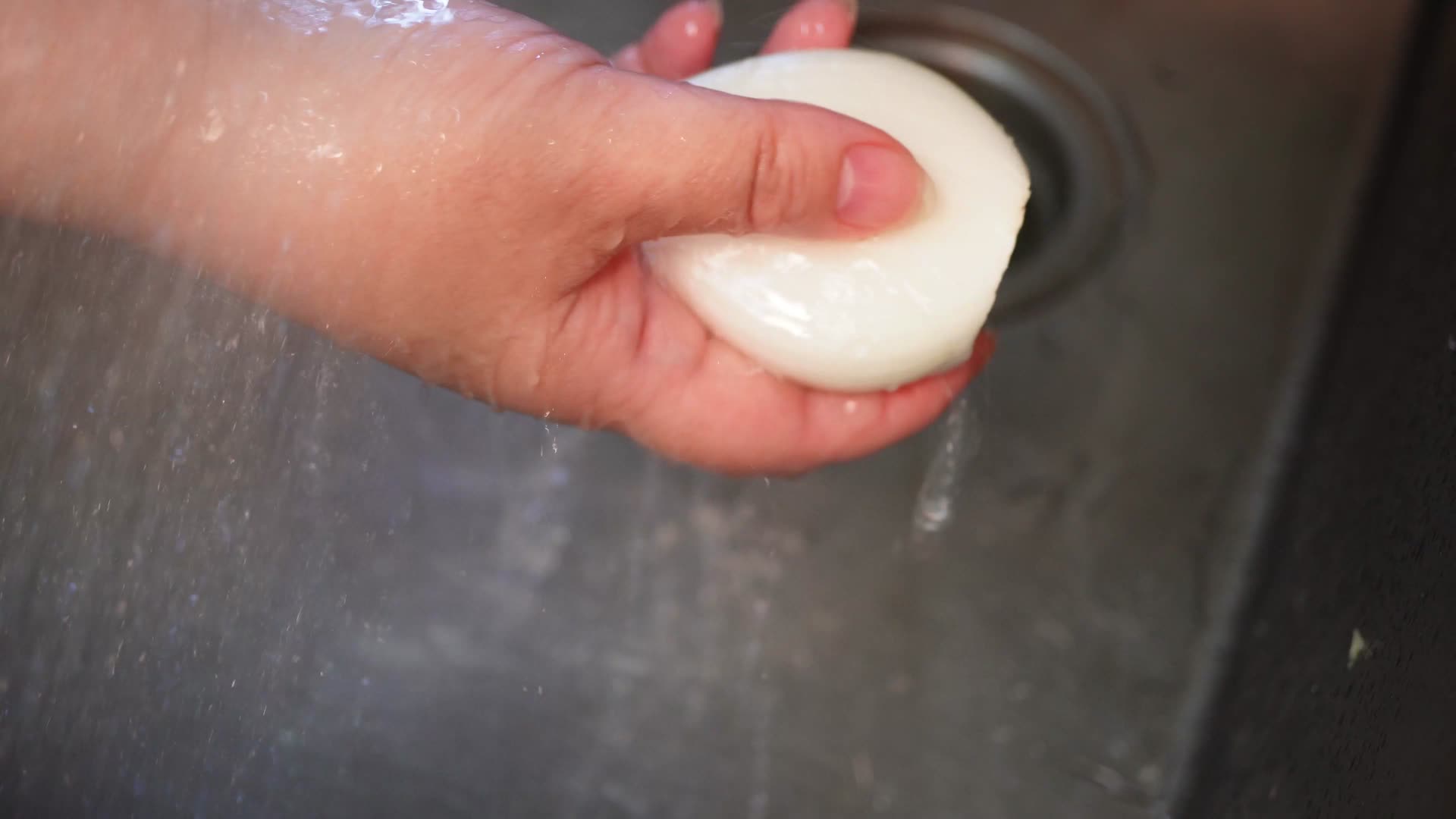 清洗白洋葱洗菜做饭视频的预览图