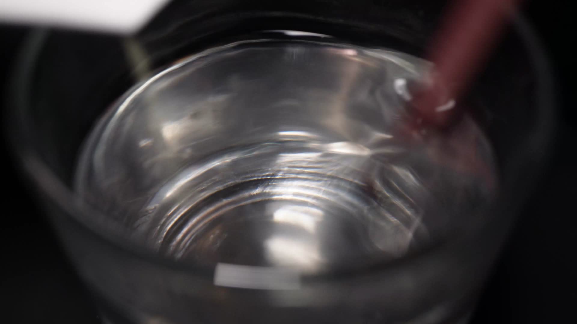 苹果汁粉融化搅拌玻璃杯视频的预览图