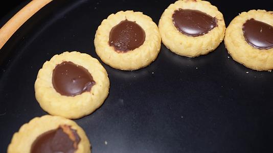 酥脆巧克力夹心饼干糕点零食视频的预览图