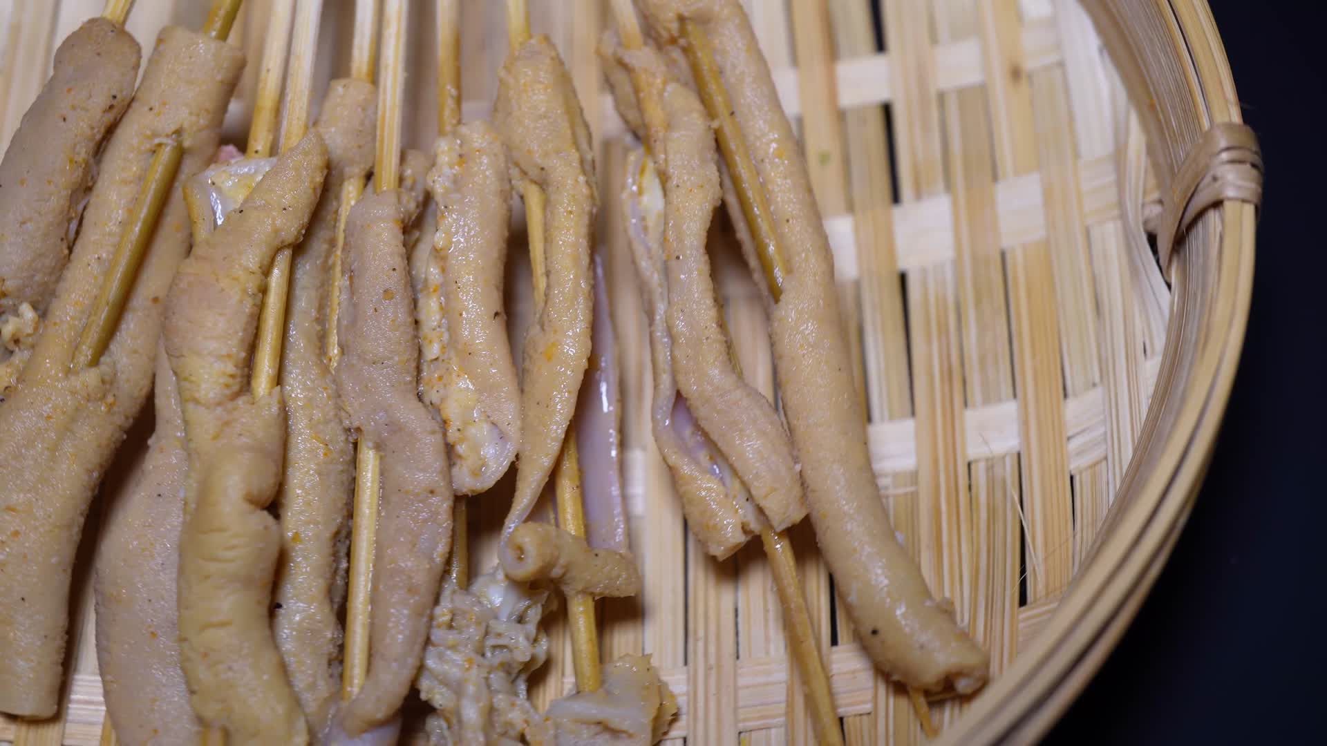 铁板鸭肠串小串肉串钵钵鸡炸串烤串美食视频的预览图
