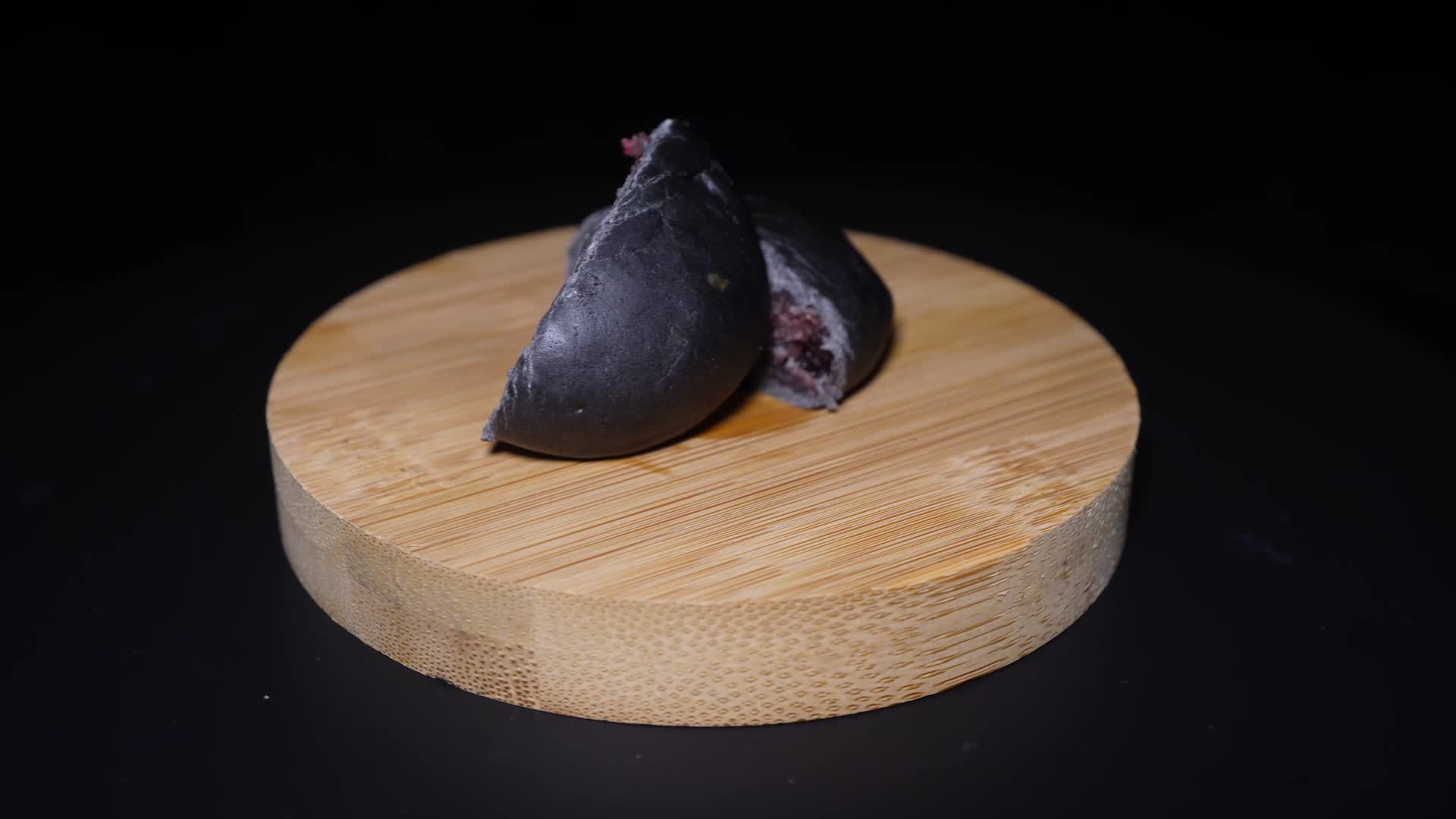 五黑桑葚紫米饼粗粮代餐零食健康饱腹视频的预览图