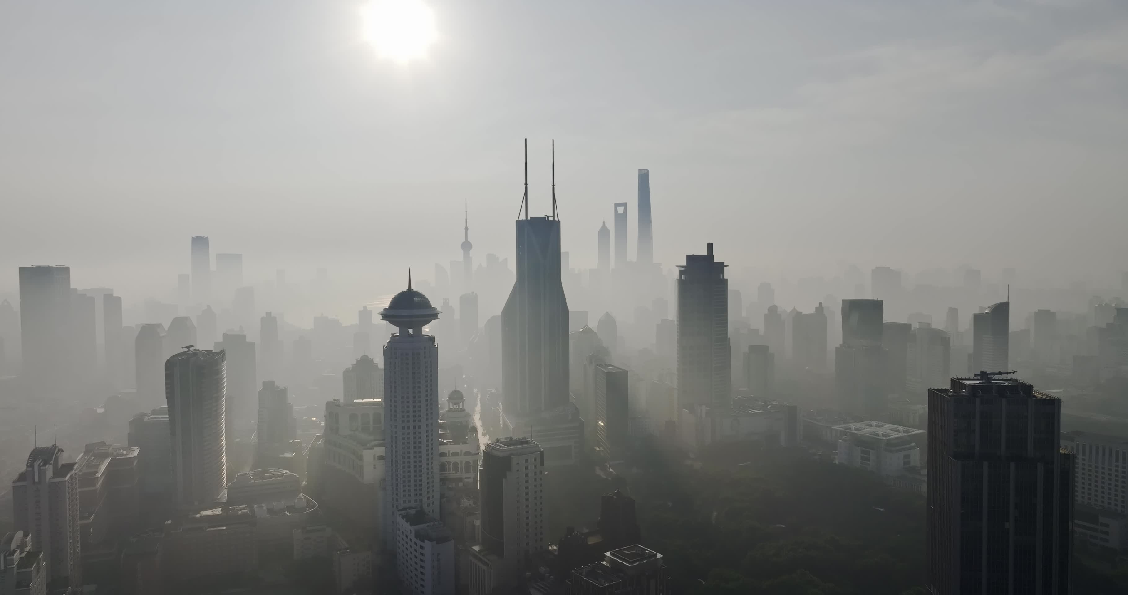 上海夏天平流雾地标建筑城市航拍视频的预览图