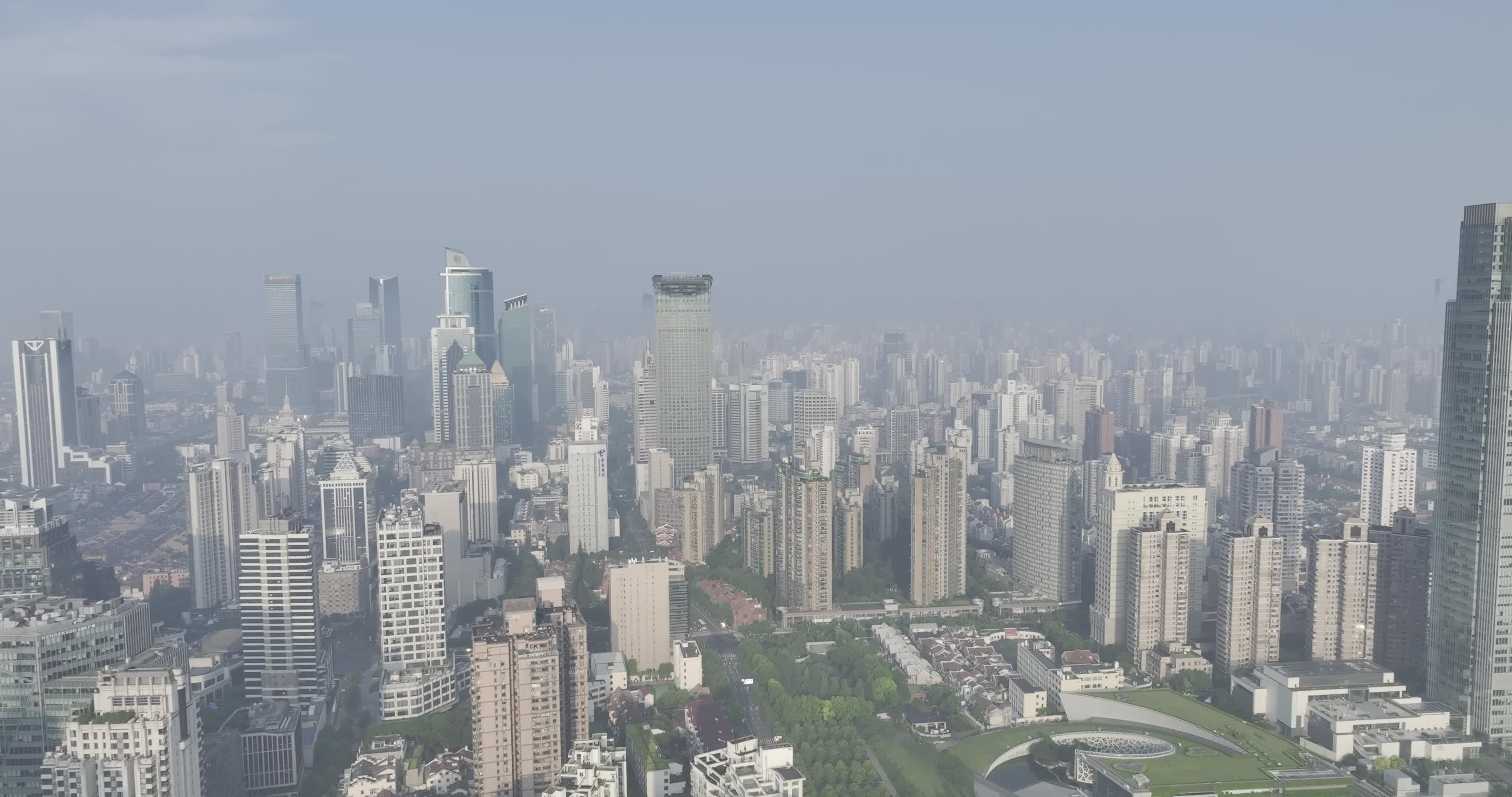 上海夏天平流雾地标建筑城市航拍视频的预览图