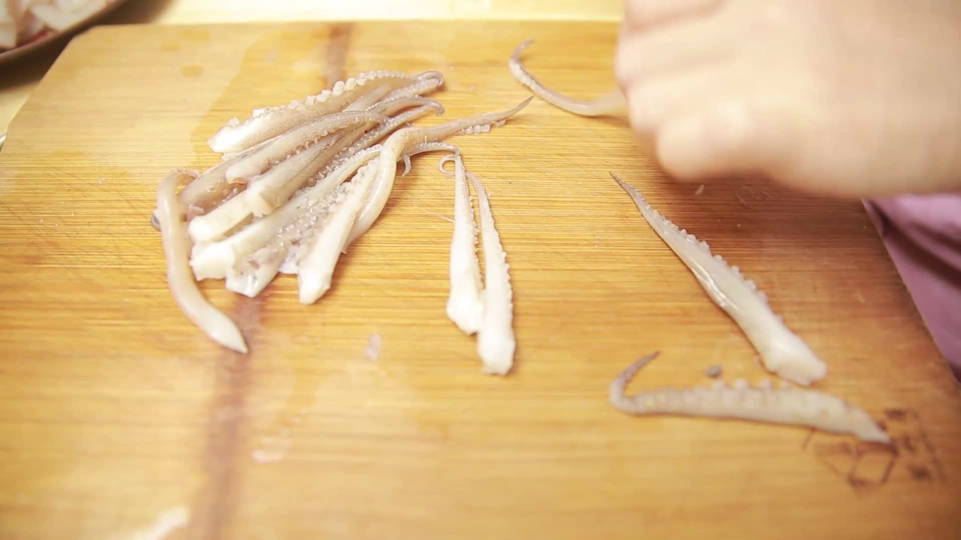 厨师清洗乌鱼切鱿鱼须视频的预览图