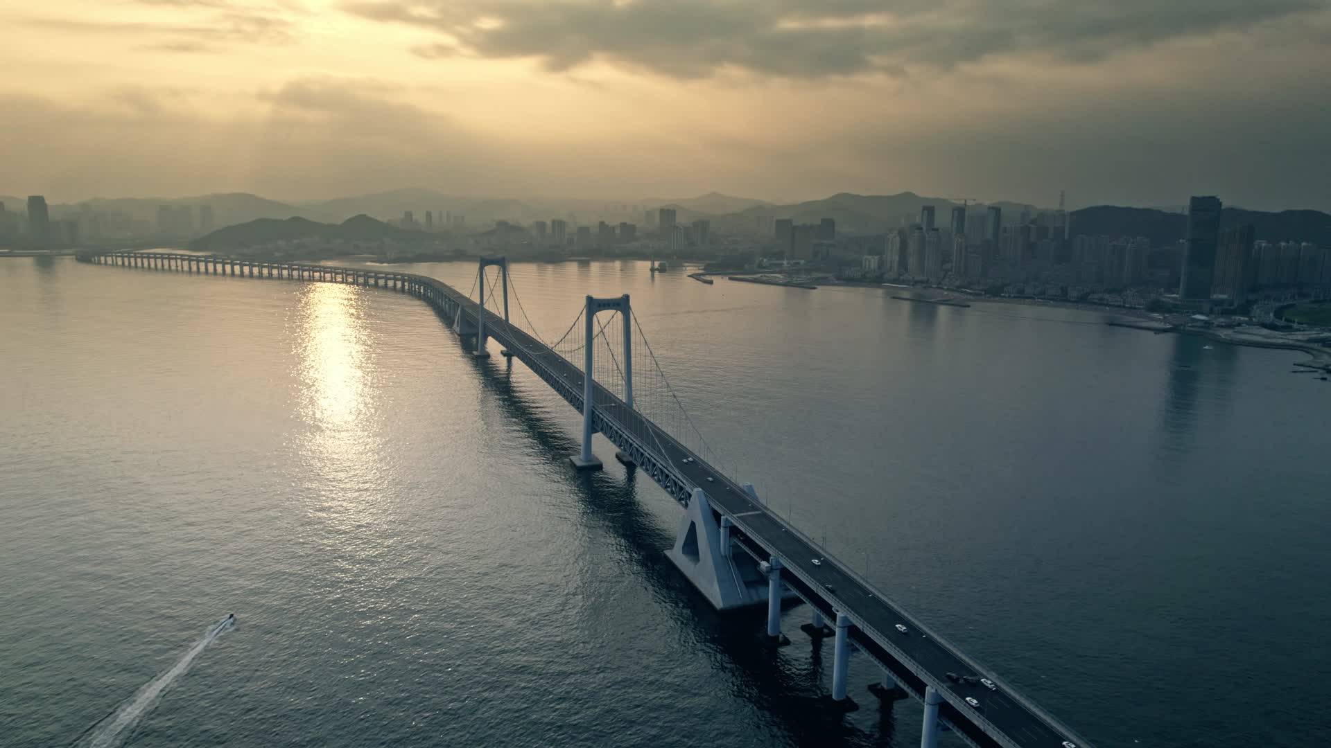 大连星海湾跨海大桥日落城市开场航拍视频的预览图
