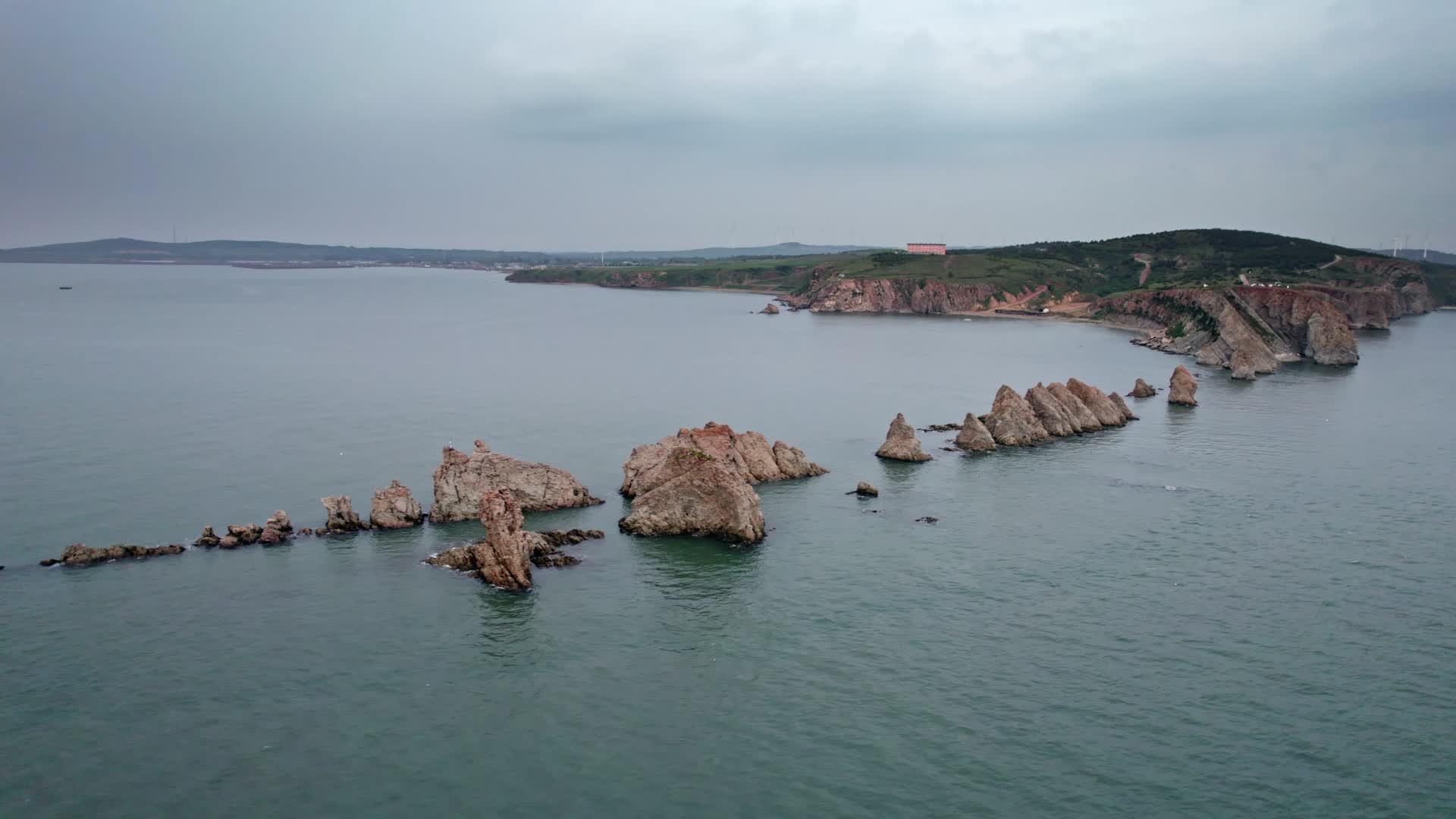 大连瓦房店海边岩石排石航拍视频的预览图