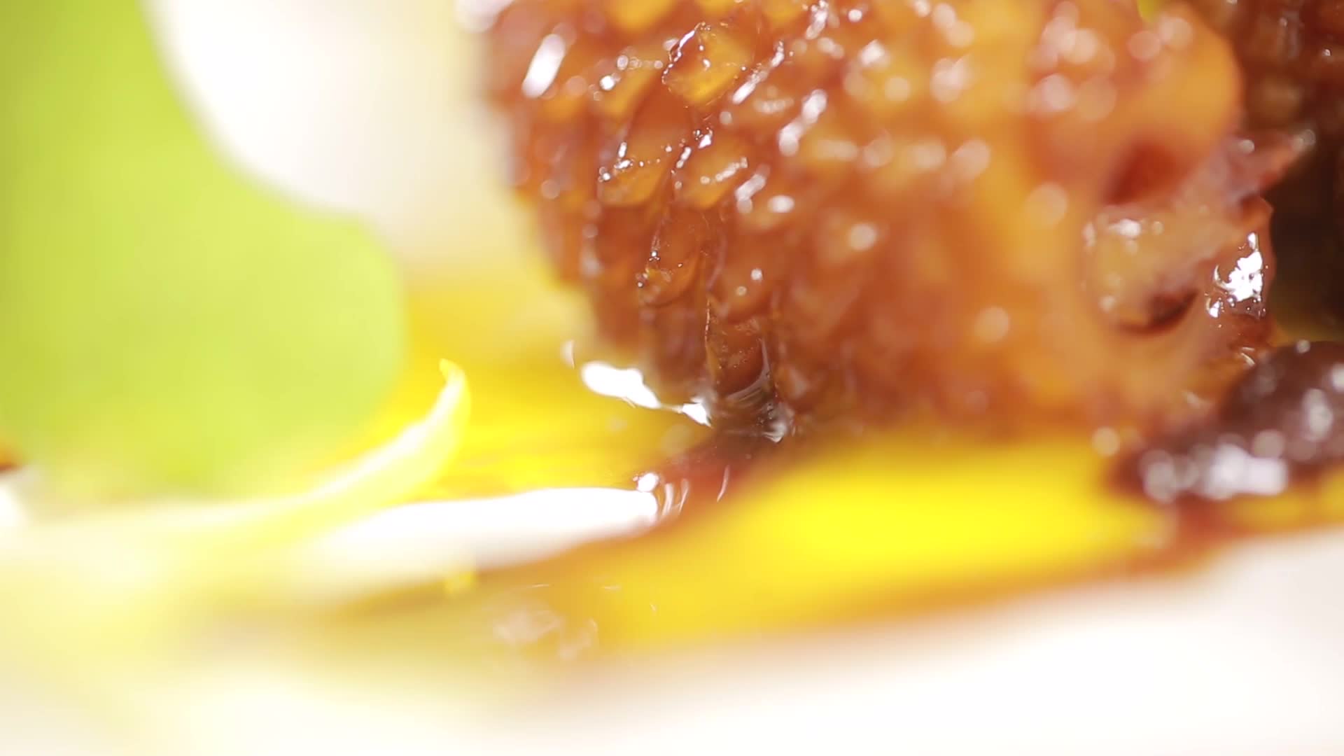 筷子夹起鱿鱼鱿鱼须炖肉视频的预览图