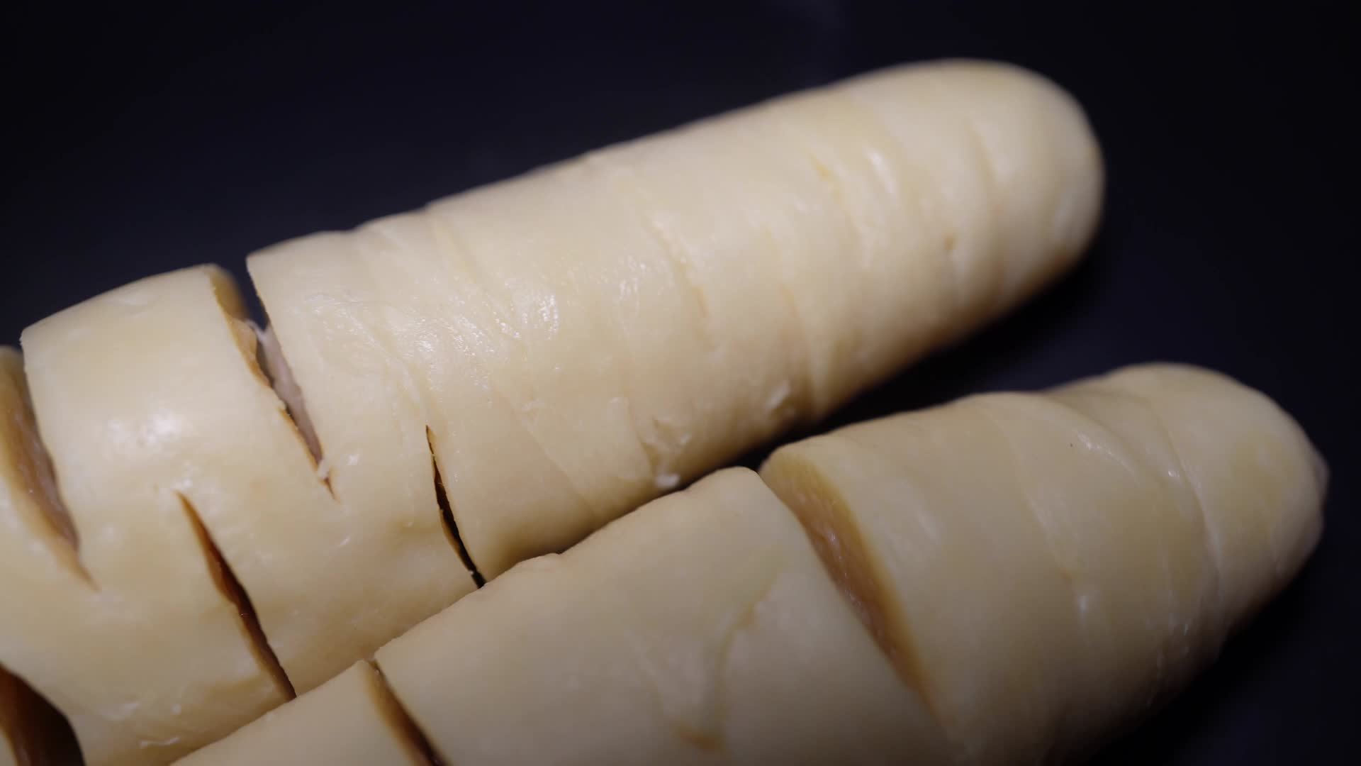 螺旋面筋串发面大面筋烤面筋原料视频的预览图