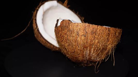 开椰子敲椰子老椰子椰子水椰子肉视频的预览图