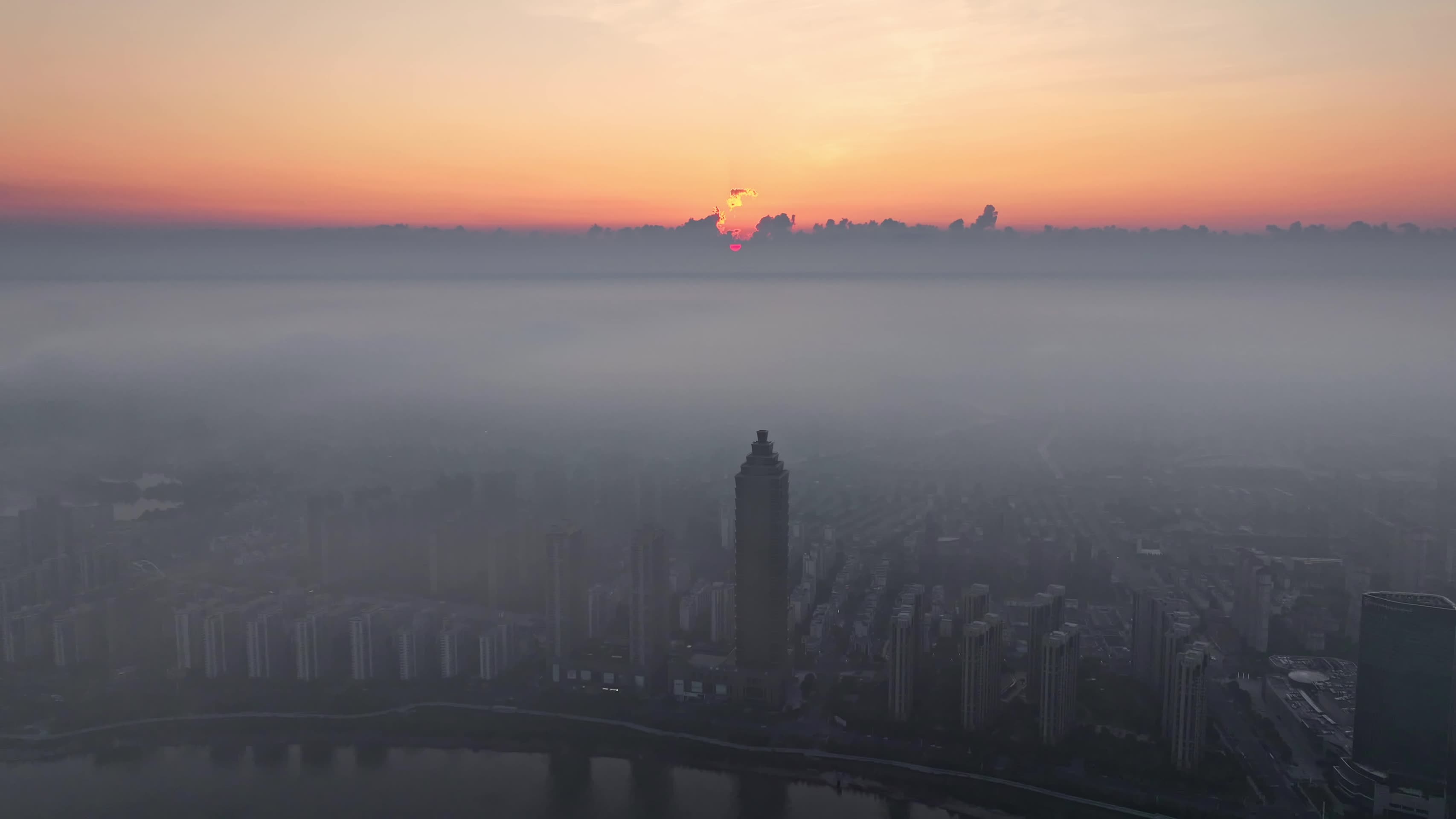 安徽芜湖滨江金鹰地标日出平流雾航拍视频的预览图