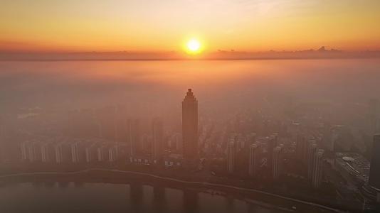 安徽芜湖滨江金鹰地标日出平流雾航拍视频的预览图