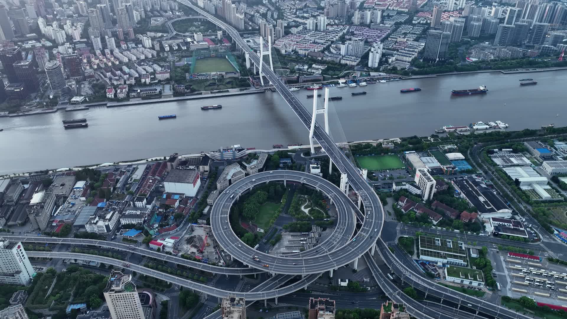 上海南浦大桥长焦压缩感航拍视频的预览图
