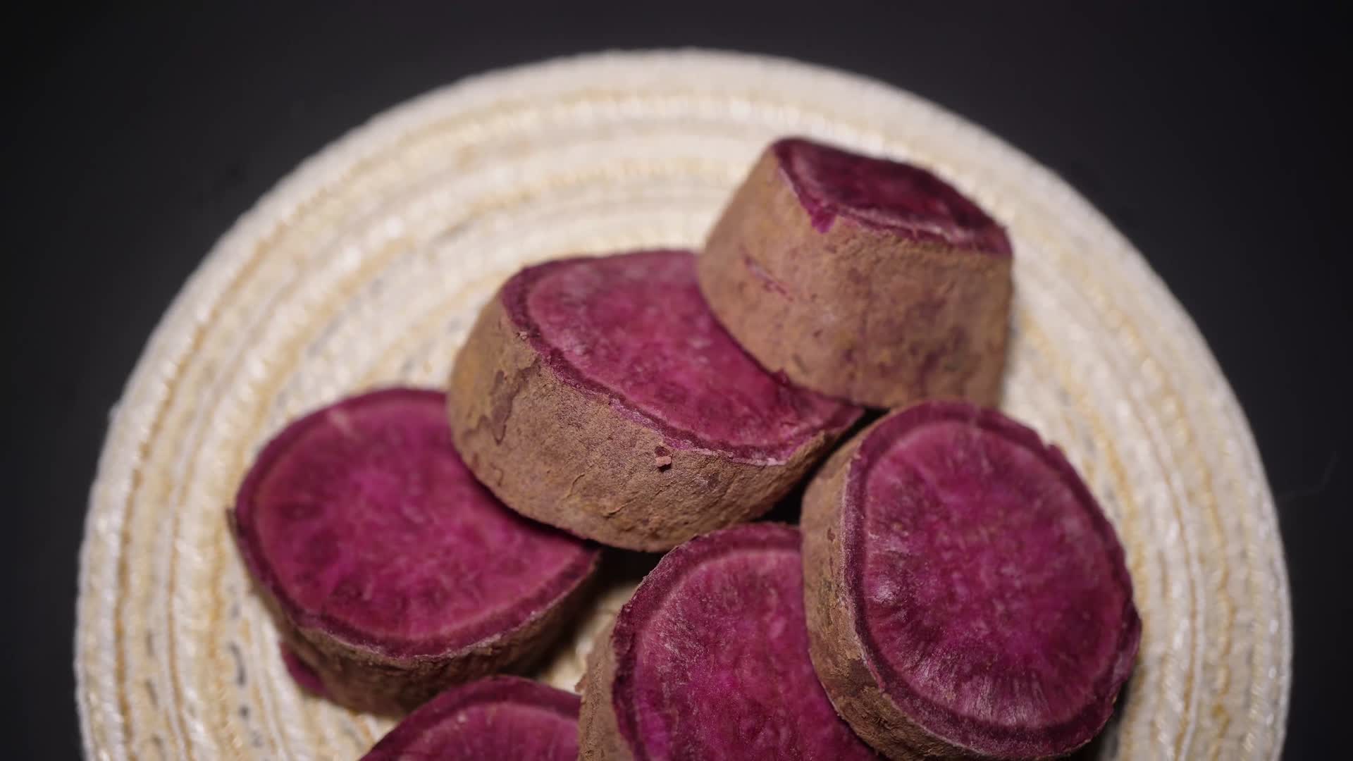 切开的紫薯粗粮花青素视频的预览图