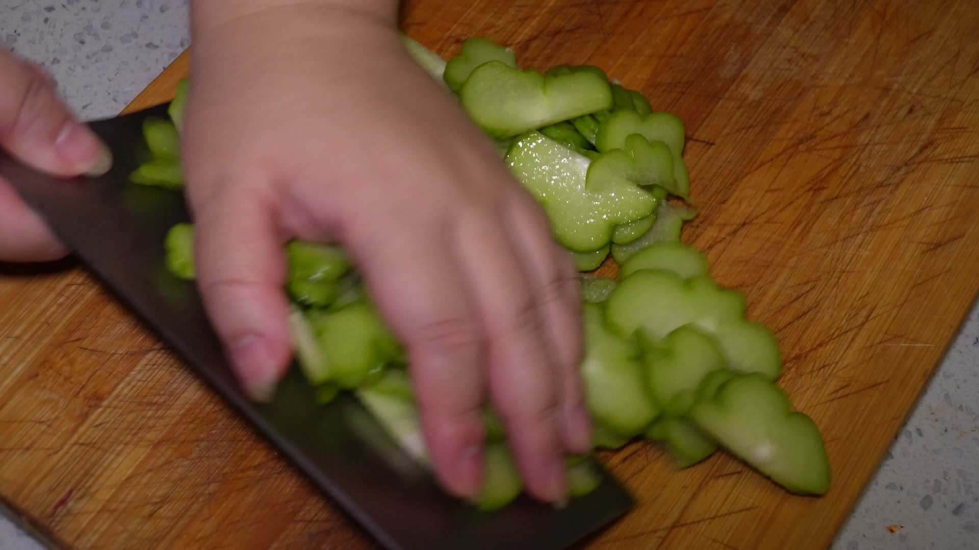 清洗佛手瓜洋瓜切片做菜视频的预览图