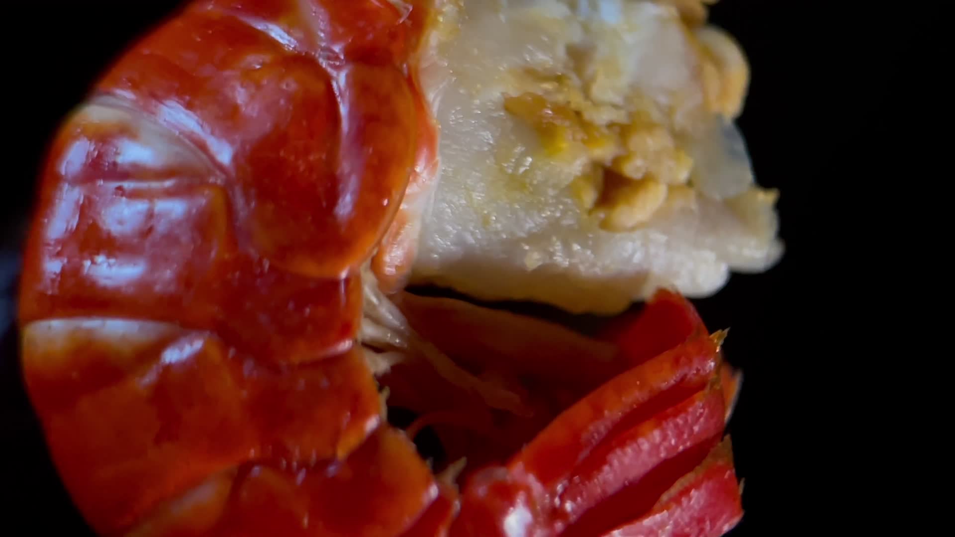 流行美食麻小龙虾尾视频的预览图