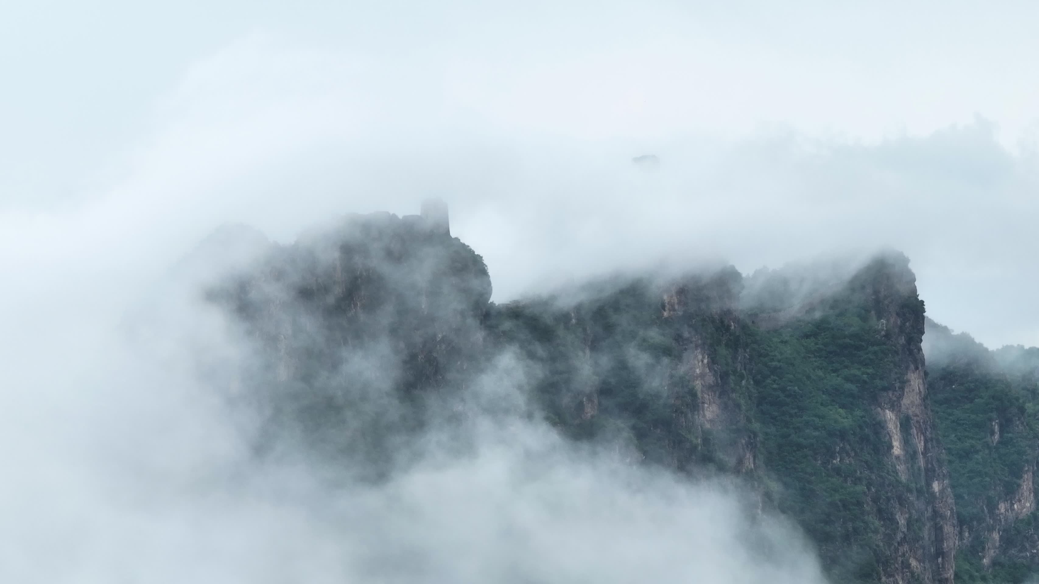 航拍北京司马台长城云海风光视频的预览图