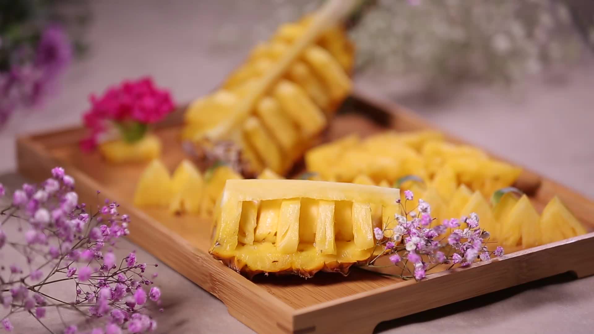 菠萝果肉果盘花式摆盘视频的预览图