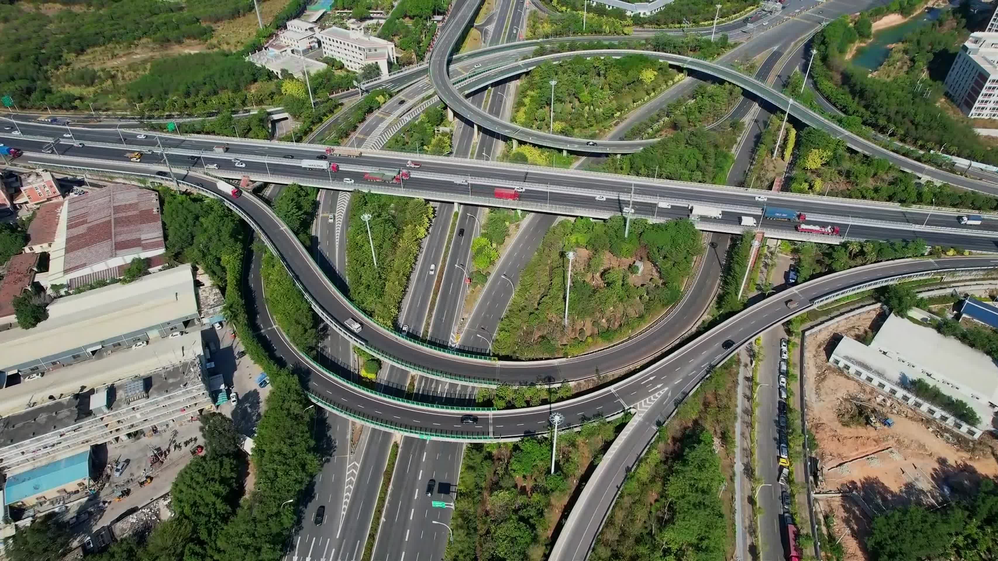 航拍厦门高速路交通枢纽视频的预览图
