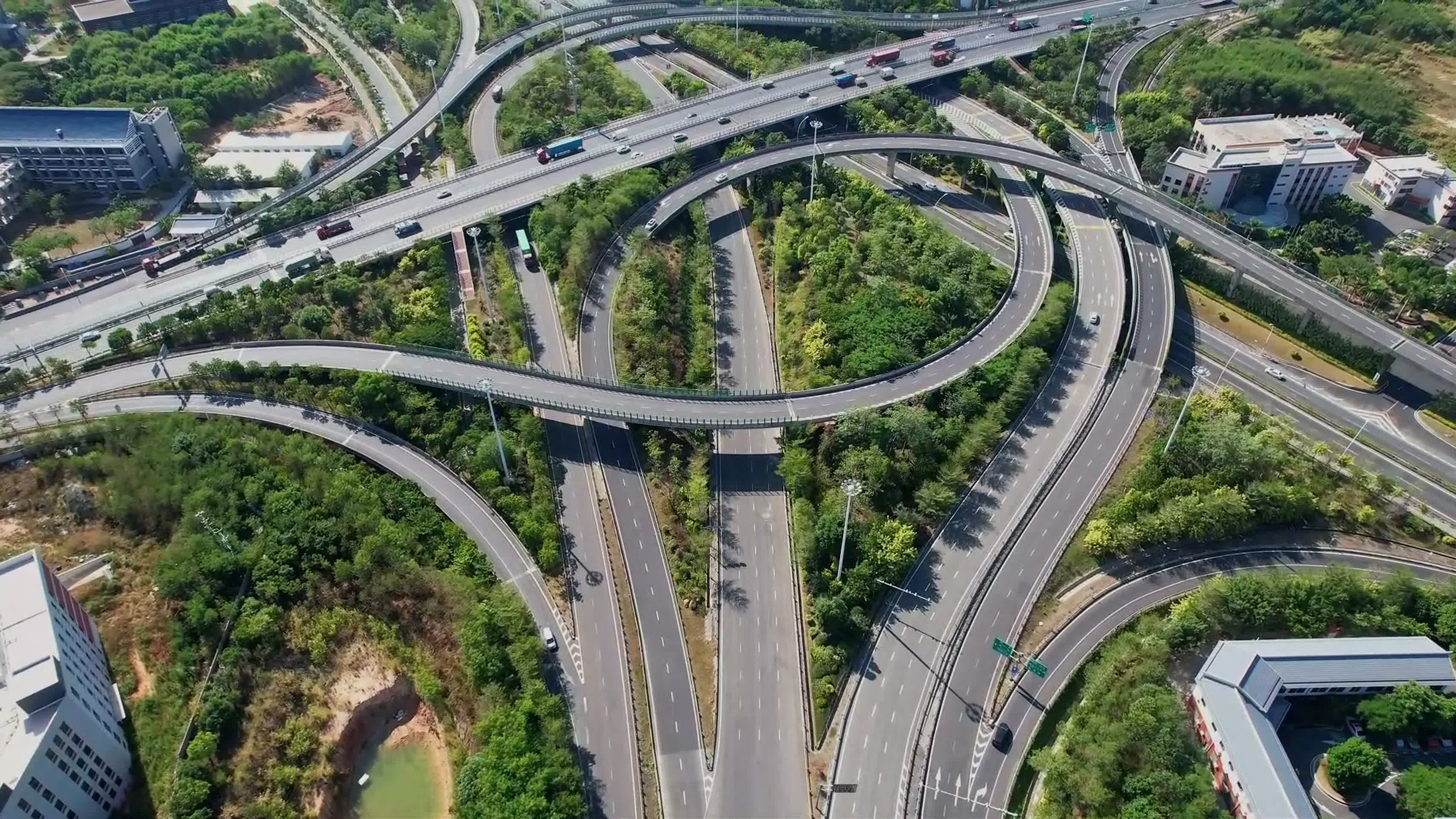 航拍厦门高速路交通枢纽视频的预览图